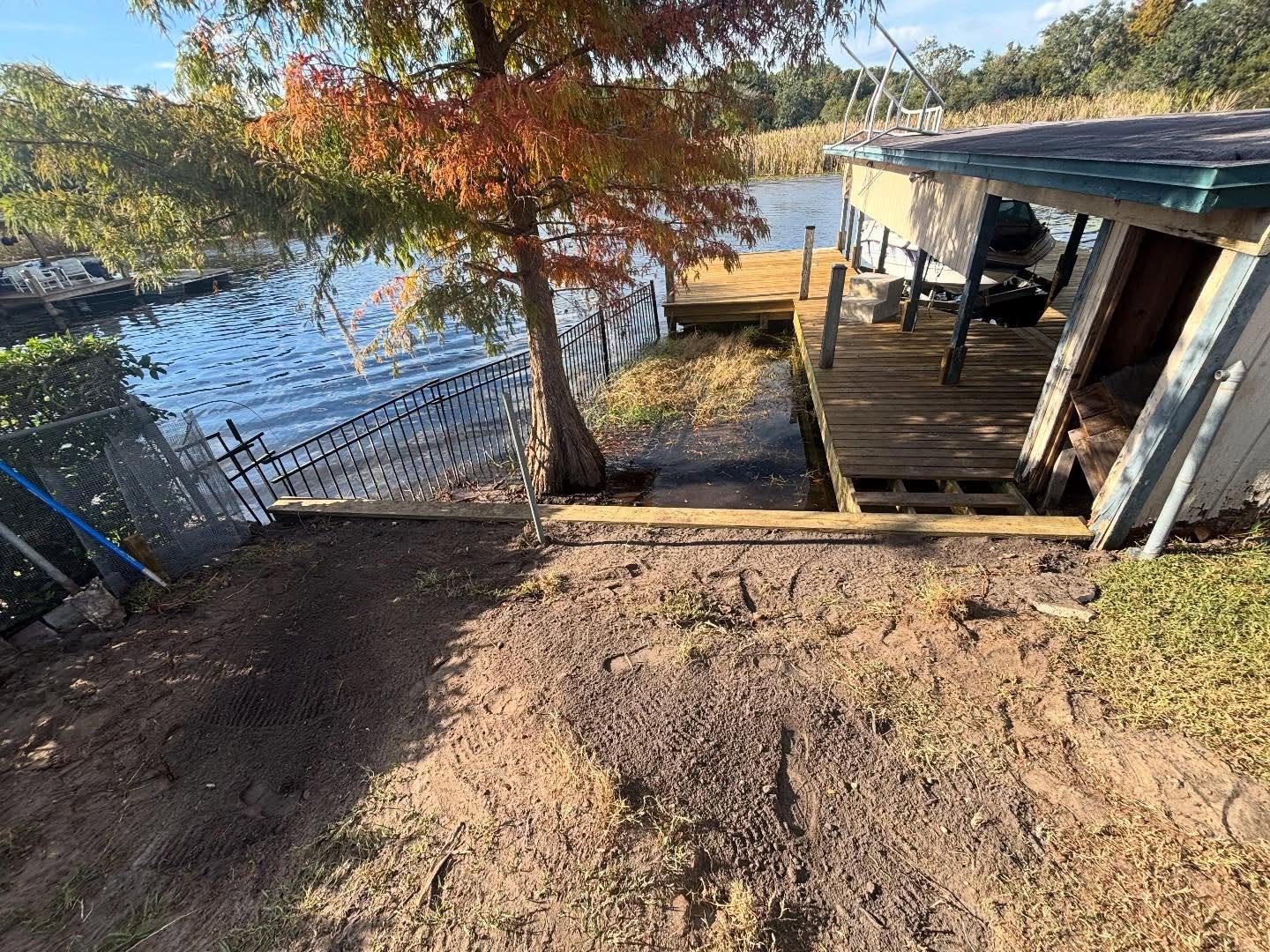 Almost done with our client, Dona&rsquo;s, retaining wall! 
Just need a little more fill material, then we&rsquo;ll reinstall the fence and call this one done.✔️ 

#marineconstruction #retainingwall #dockbuilder #wip #orlandofl