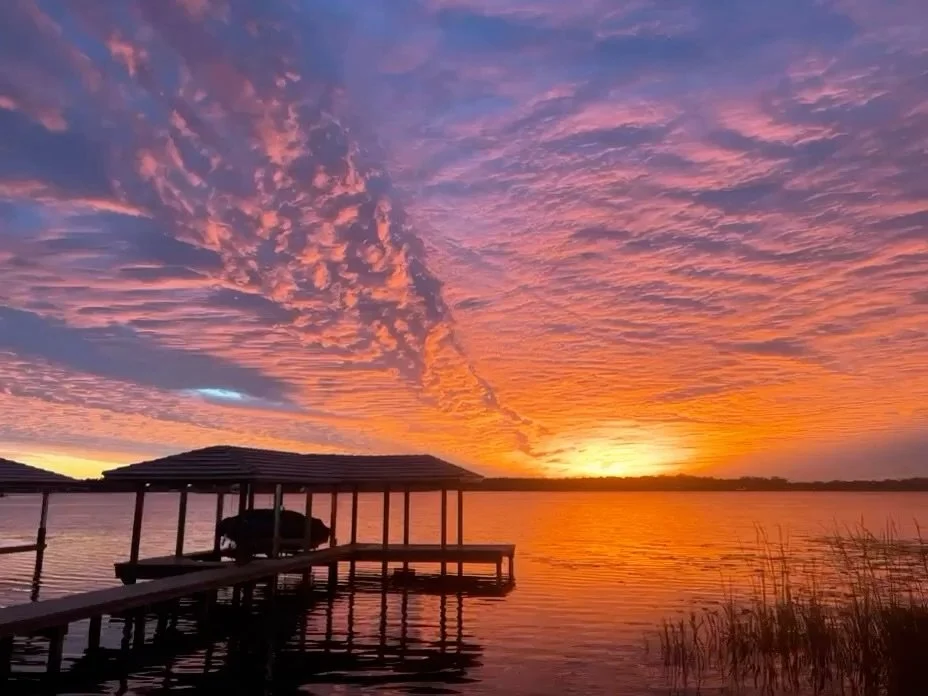 Anyone else catching glimpses of these Florida sunsets lately? Check this one out behind a boathouse project we completed on Lake Conway 🌅✨ 

#floridasunsets #lakelife #dockbuilder #orlandocontractor #marineconstruction