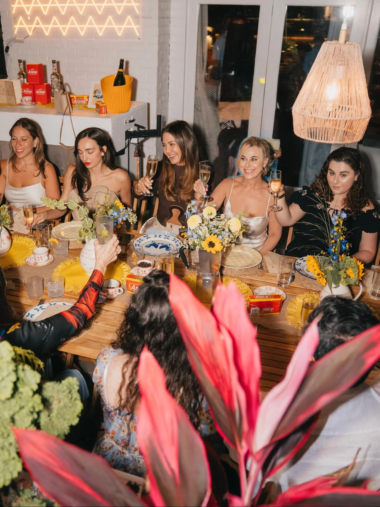 Beautiful end of summer dinner party with @adrianacastro @13ernnn @thecafearoma @moonshiftspirits @capri_southampton @casainnovacionagency @mulhollandleisure @micky.paris_ photo credit @kostromina.photography