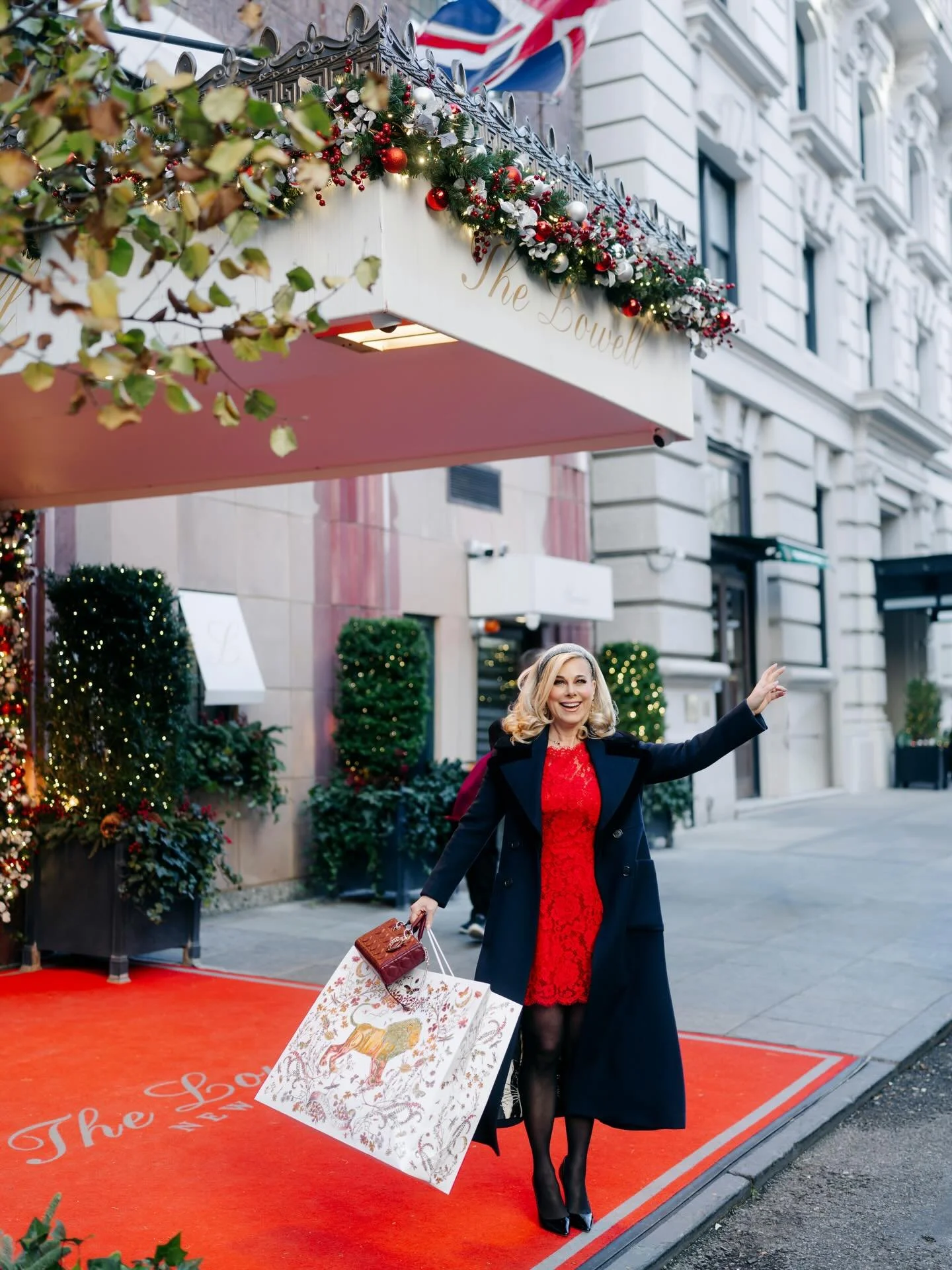 Made my list. Checked it twice!
📷 @kostromina.photography Glam @samanthaegoldstein Tinseltown headbands by @rpzlrpzl