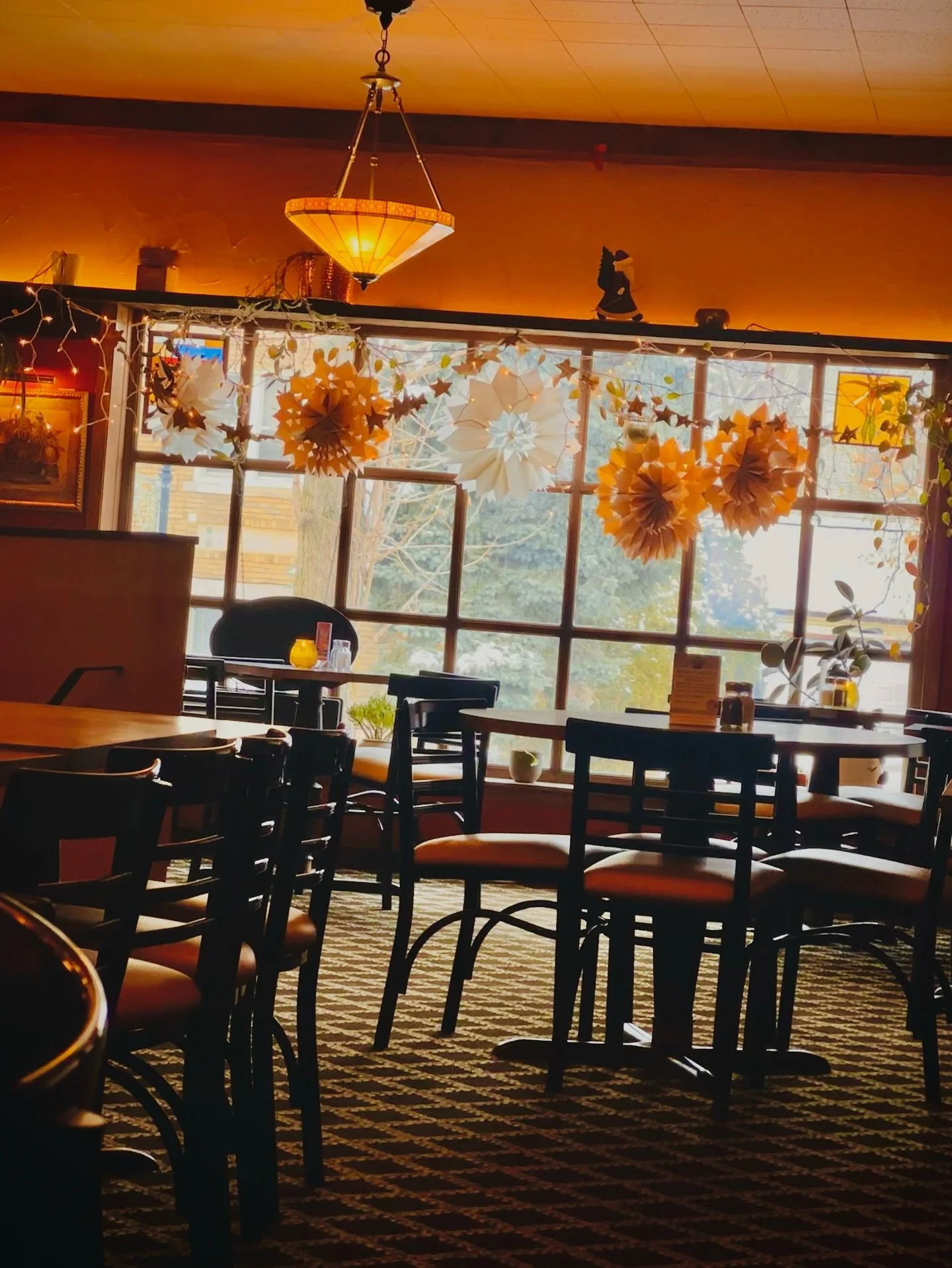 Step out of the cold and into the cozy warmth of Lisa&rsquo;s Pizza. ✨
Our dining room is filled with the whimsy of homemade decor &mdash; hand-crafted stars, garland, living plants, and two beautiful pieces of stained glass that make our front windo