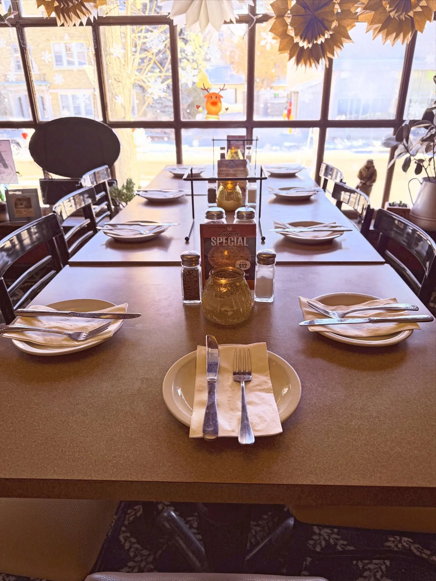 🍕✨ Lisa&rsquo;s Pizza &ndash; Reservations Now Open ✨🍕
A beautifully set table, warm atmosphere, and the perfect place to gather.
At Lisa&rsquo;s Pizza, we now accept reservations for parties of 8 people or more&mdash;ideal for family celebrations,