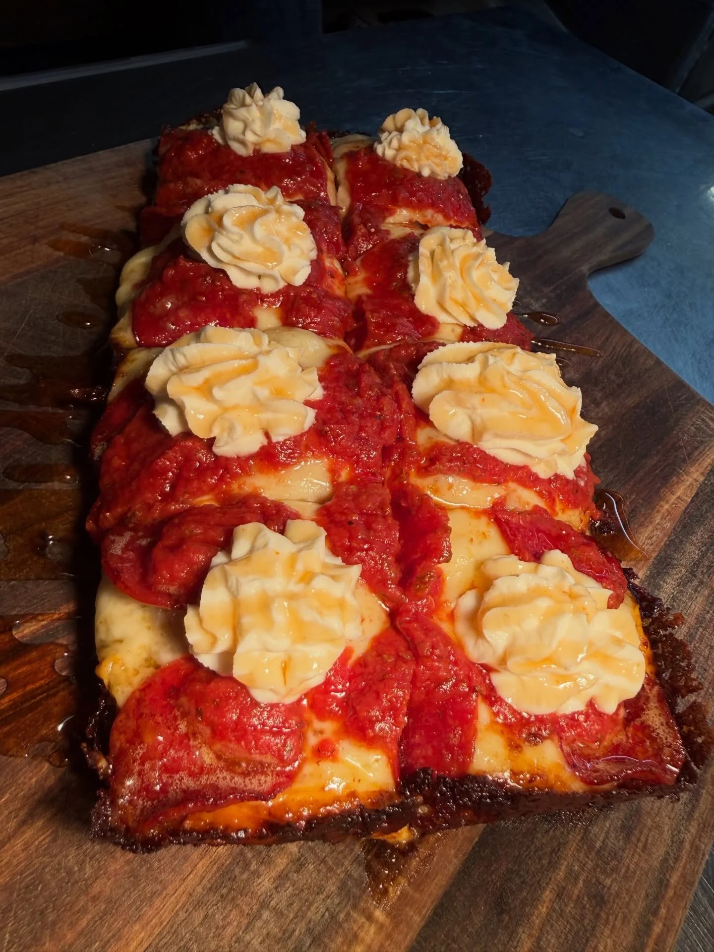 Hannah&rsquo;s favorite from Lisa&rsquo;s Pizza 🍕🔥
Detroit-style done RIGHT. That thick, airy crust with the crispy brick cheese edges is everything. Then they load it up with all-beef pepperoni, a cloud of whipped ricotta, and finish it with a dri