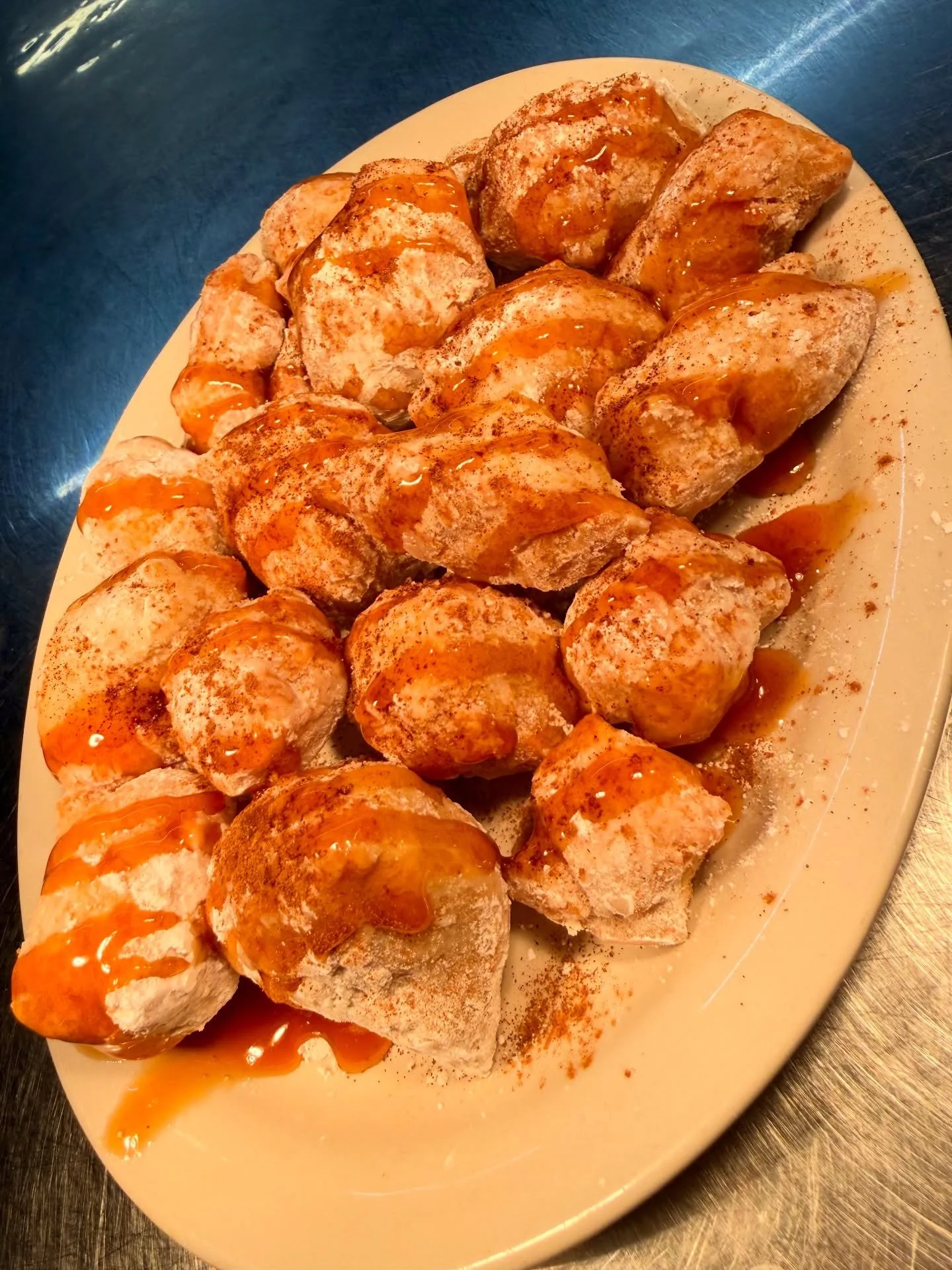 Who says donuts are just for dessert? 🍩 At Lisa&rsquo;s Pizza, our donuts make the perfect pre-brunch appetizer and a sweet way to finish your meal!
Join us for Sweet Treat Thursday and grab these favorites for just $2.50 because treating yourself s
