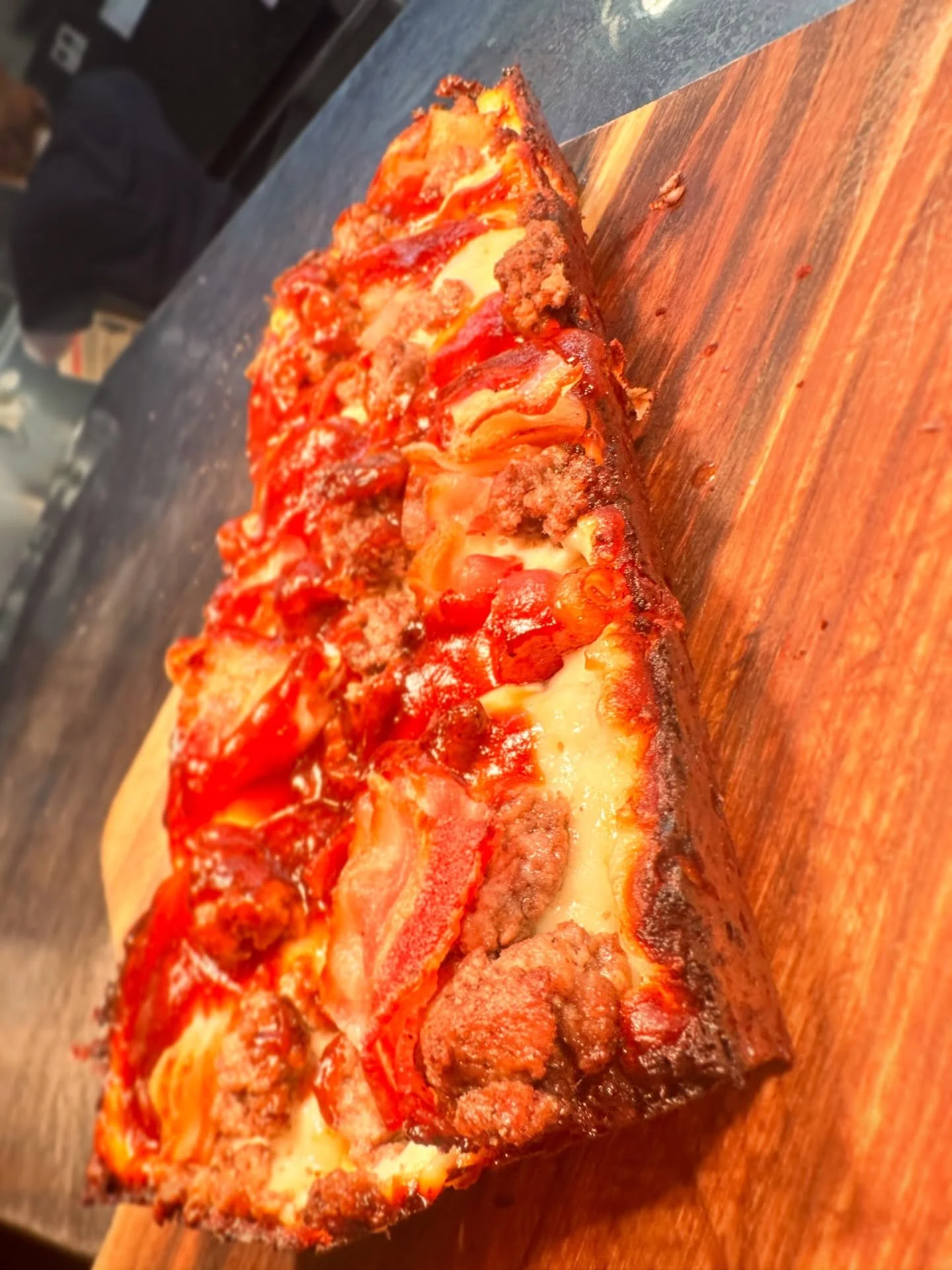 Had to stop and admire this Detroit order 🔥 Ground beef, back, and BBQ stacked up so perfectly we couldn&rsquo;t resist snapping a pic before it disappeared. Some plates just demand attention like that 😮&zwj;🔥

#DetroitEats  #milwaukeefoodie #milw