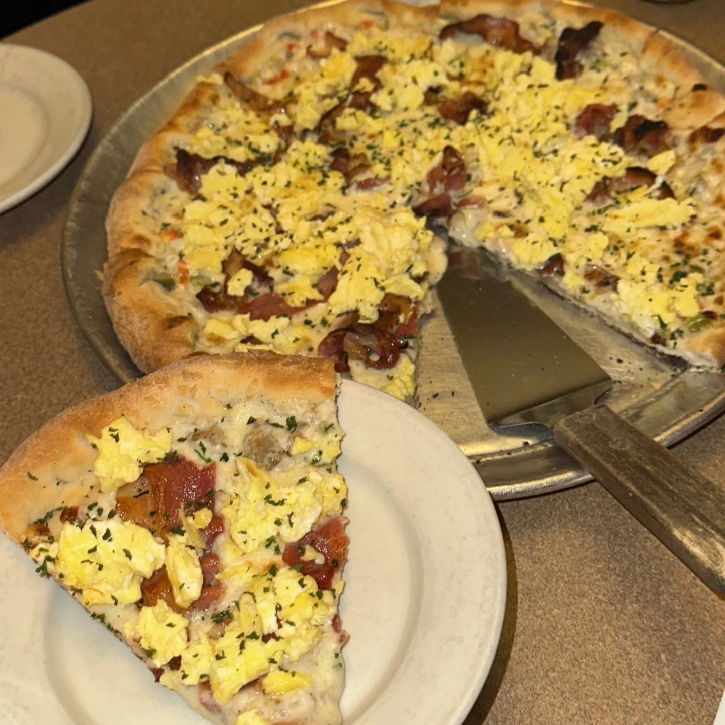 Brunch 7 Days a week babyyyy 🥓🍳 #lisaspizza #milwaukeeeats #brunchmke #breakfastpizza