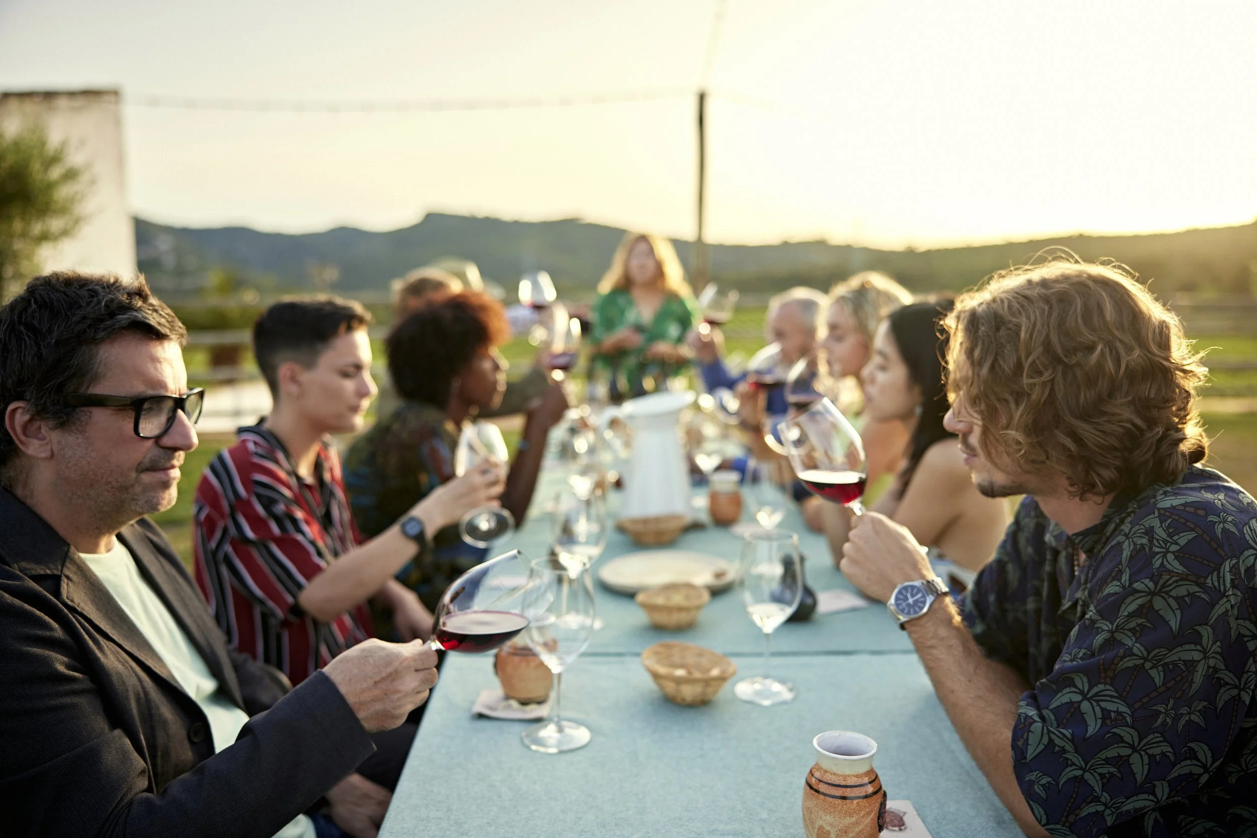 CATANDO VINOS MESA EXTERIOR.jpg