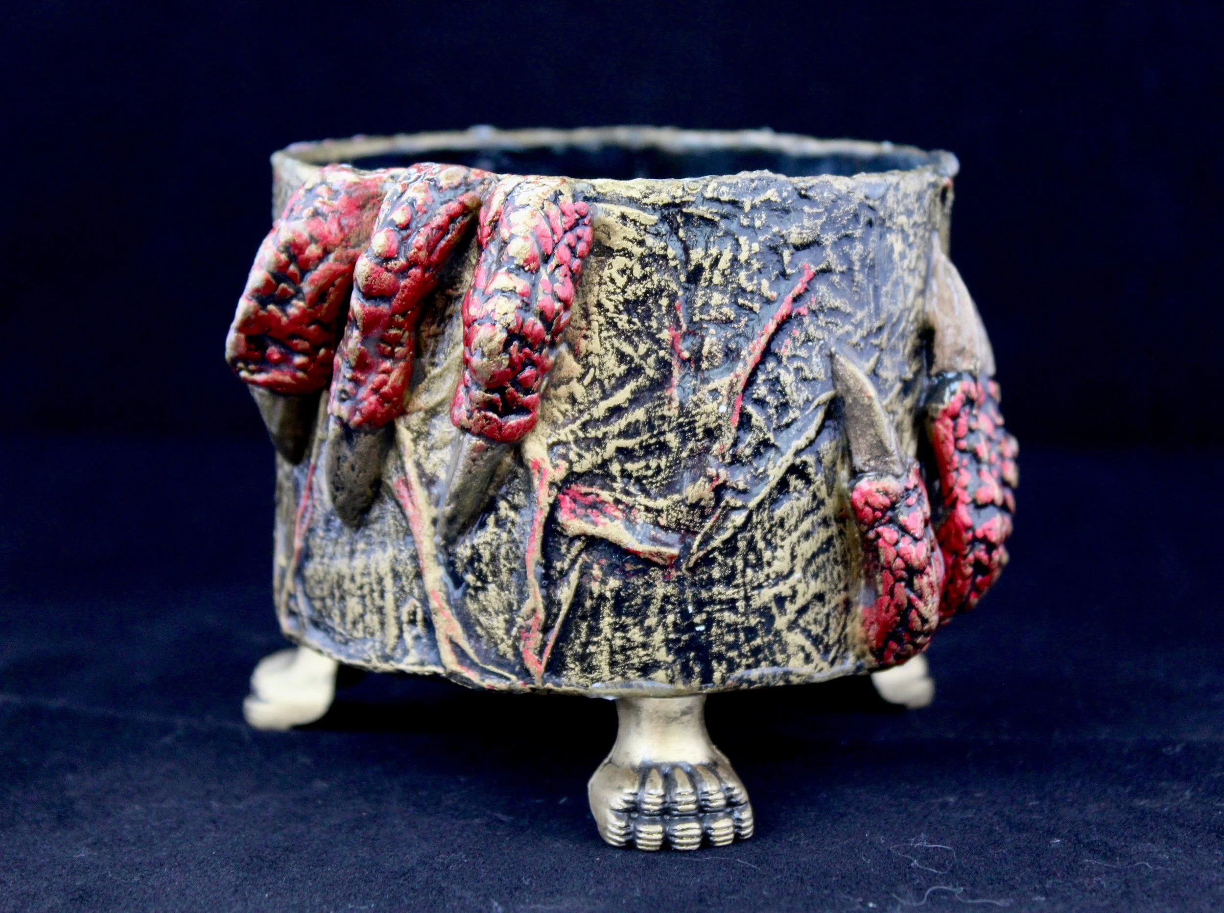 1955 Round Red Dragon Hands Pot Black1.jpg