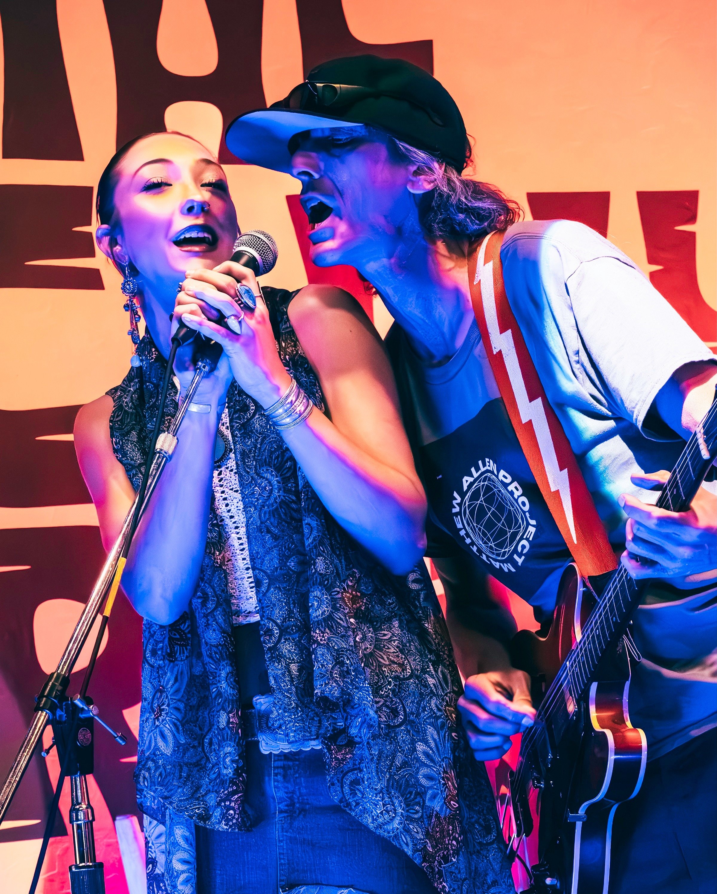 What a special evening yesterday working with @thematthewallenproject at Chillroom during Open mic night. Had the enormous privilege of photographing Matthew&rsquo;s daughter while they were singing together 🥹🥹🥹. @joshuafilermusic  @thechillroomte