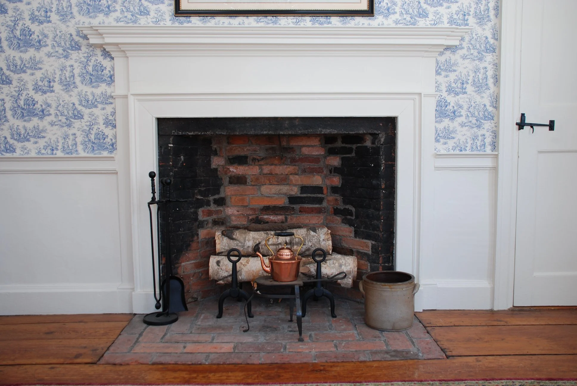 SouthParlor_fireplace2.jpg
