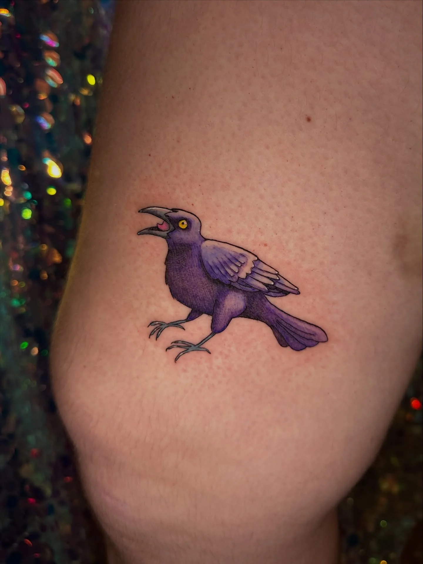 Got to chat with an #ornithologist about #grackle behavior 💖 #birdtattoo #colortattoo #hebgrackles #birdsarentreal #animaltattoo