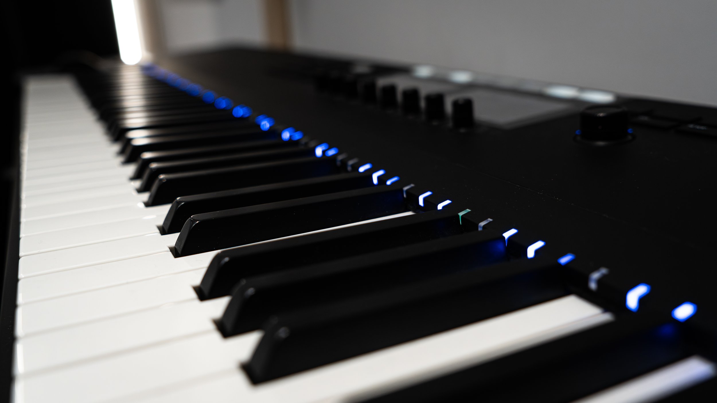 salle de mix et mastering avec ingé son devant son pc