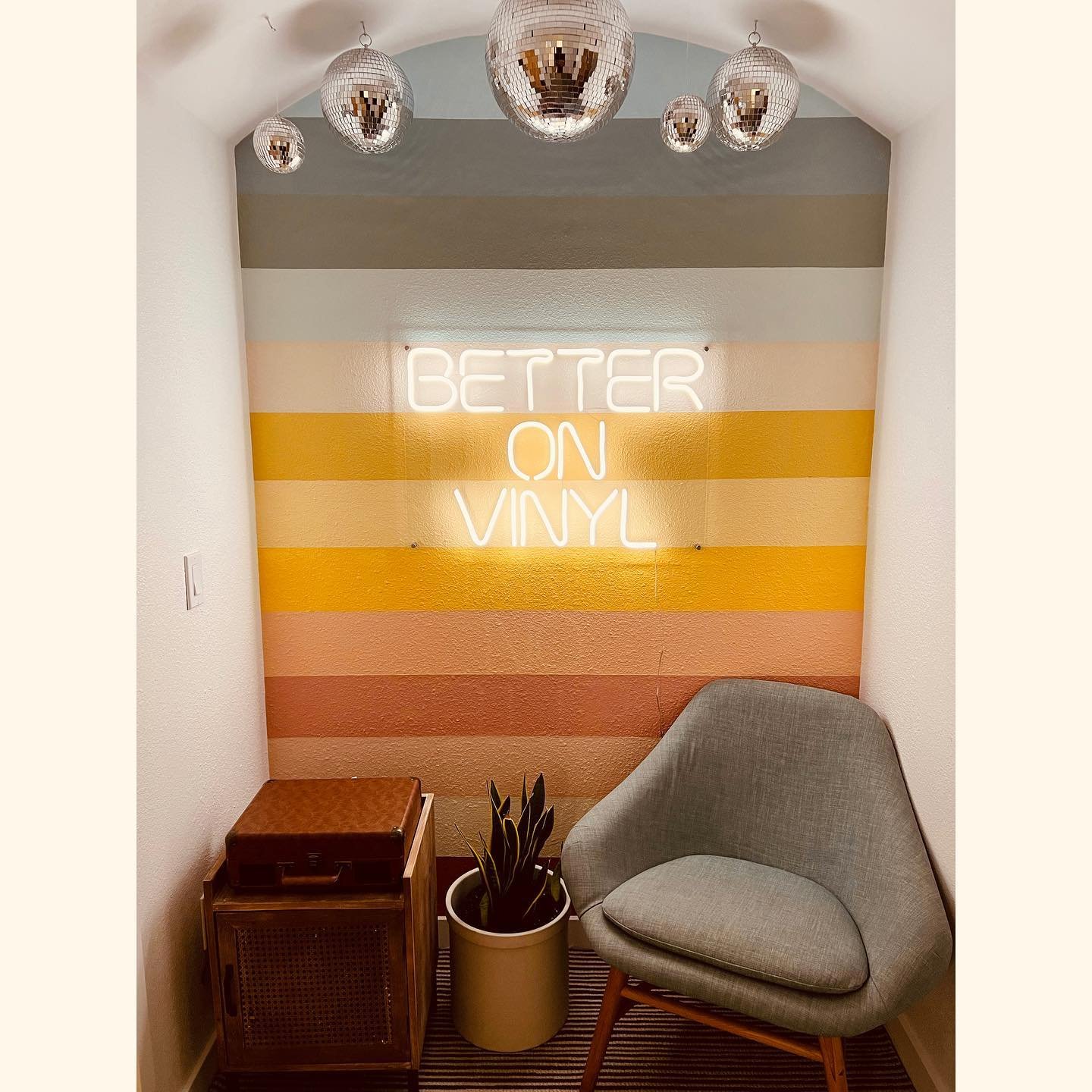 Cool new vacation rental in North PS. 📀 ⁣
⁣
#cleanchris #palmsprings #airbnb