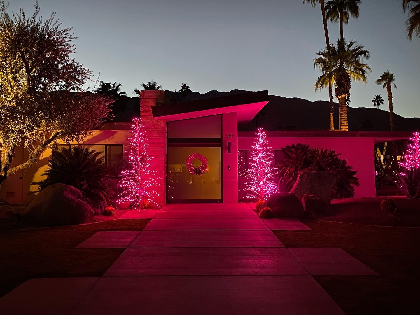 Have yourselves a very Palm Springs Christmas 🎶