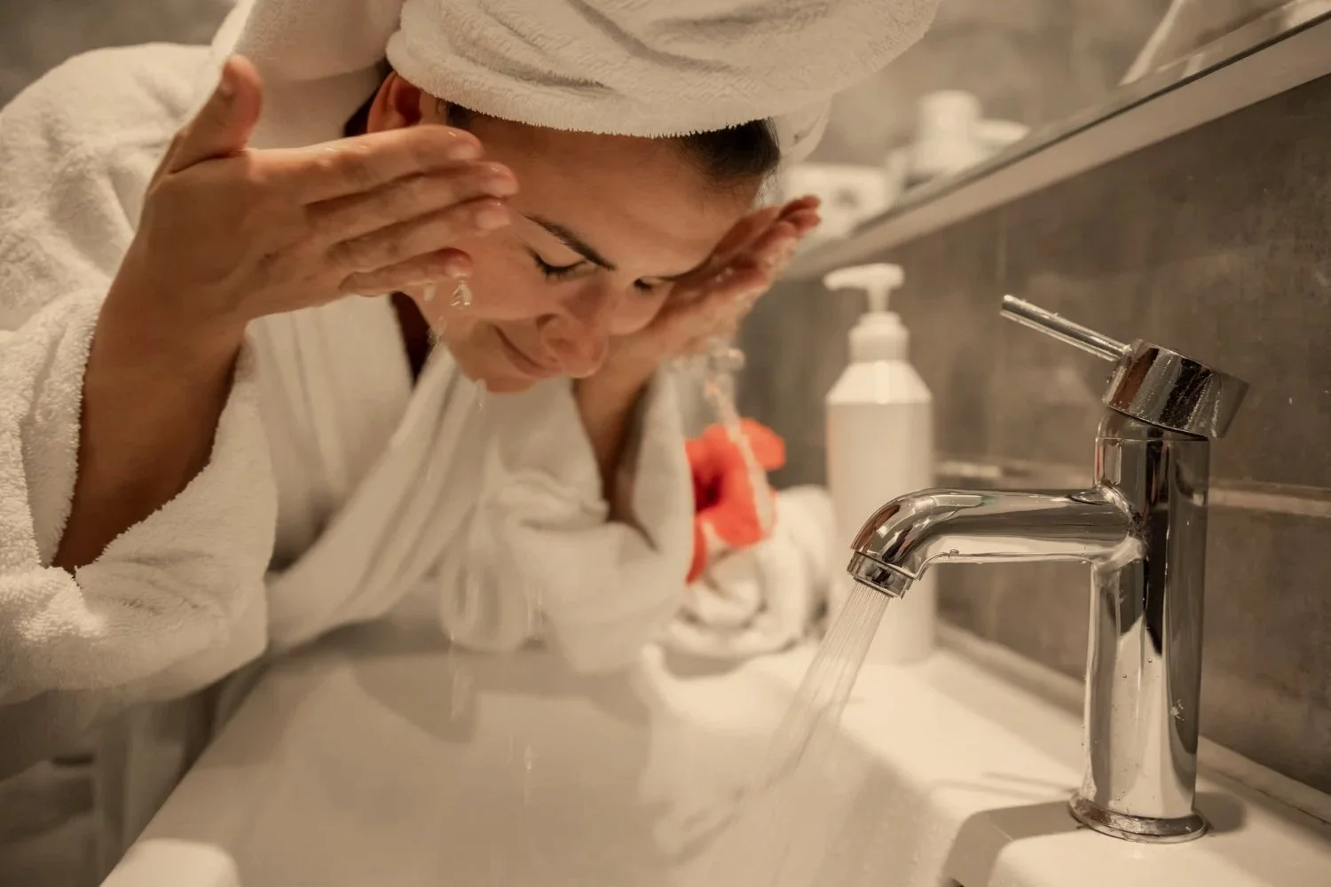 Lavarse la cara solo con agua por las mañanas: ¿qué dicen los dermatólogos?