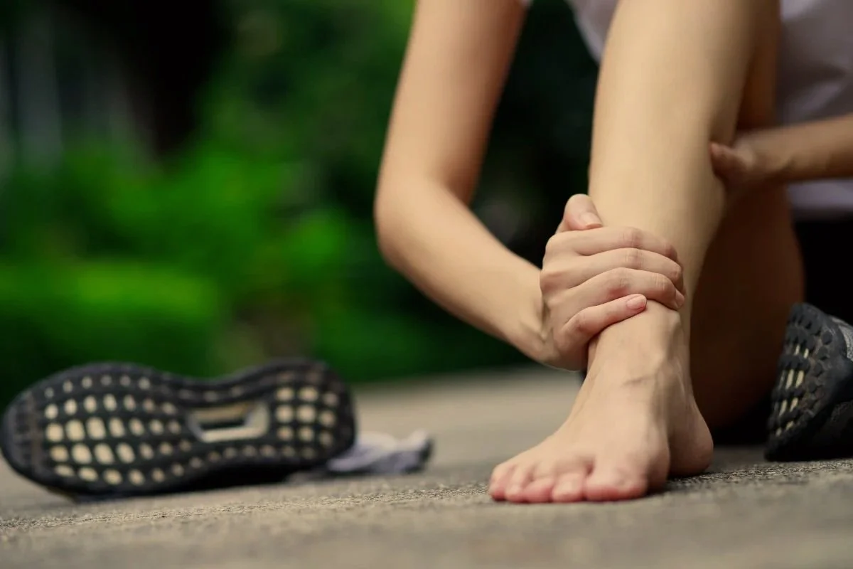 Por qué dan calambres en las piernas y cómo prevenirlos
