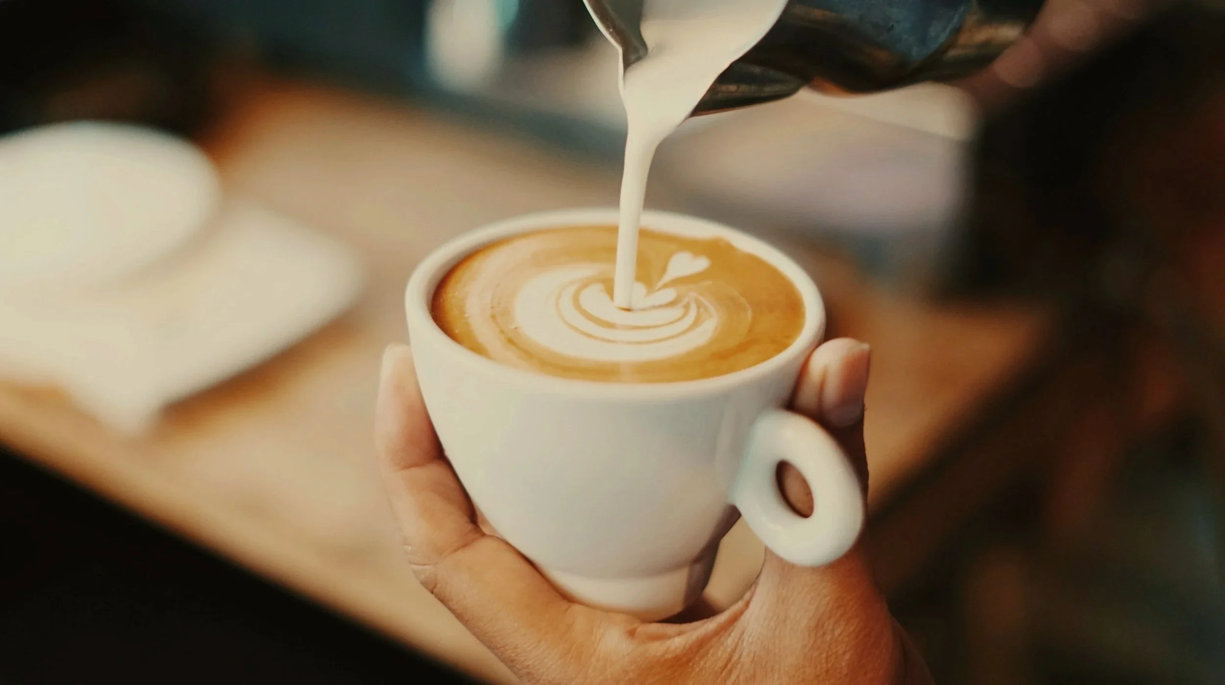 ¿Otra tacita de café? La ciencia explica los beneficios y precauciones de tomar mucho café