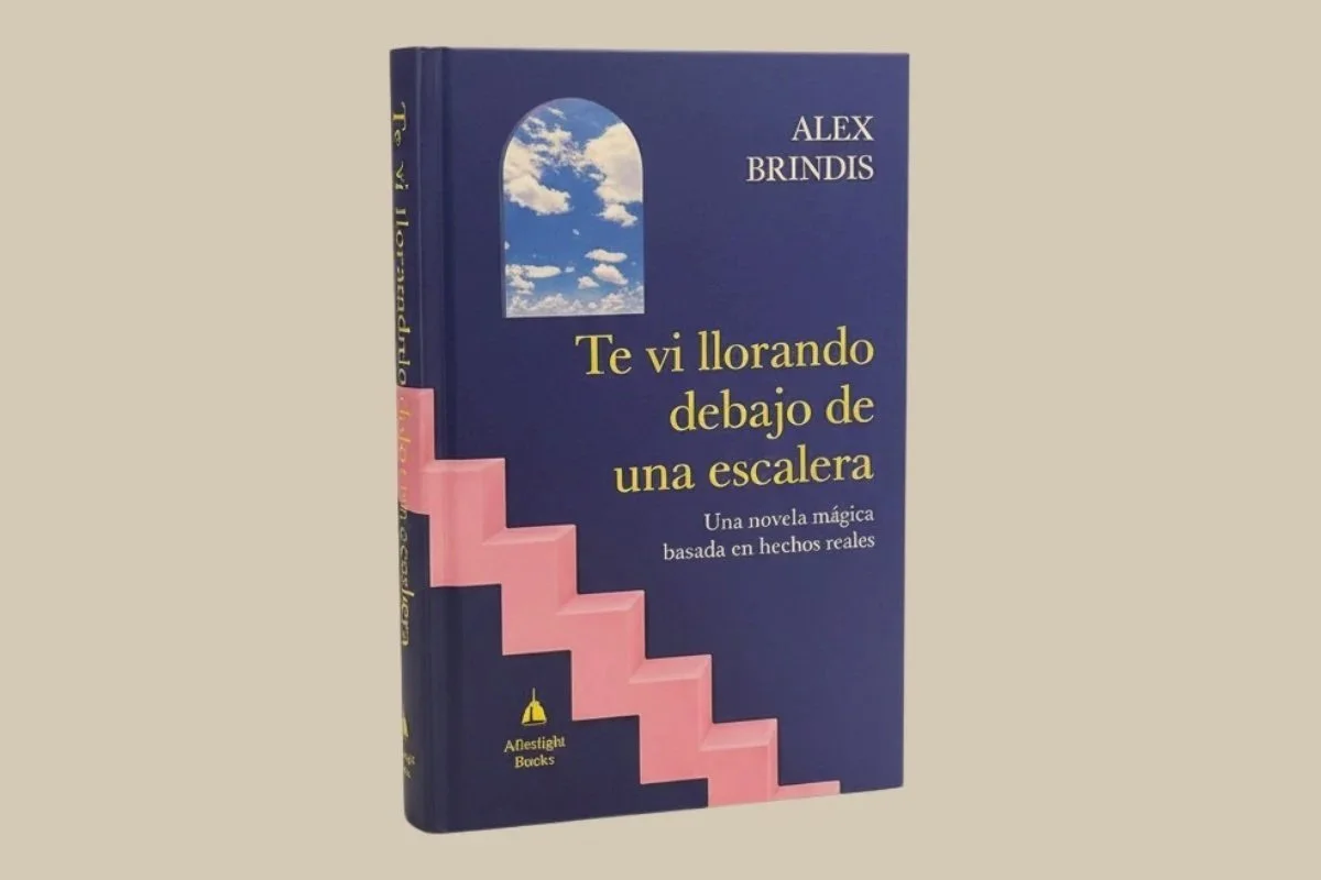 Te vi llorando debajo de una escalera: un viaje íntimo entre la vida, la memoria y lo infinito