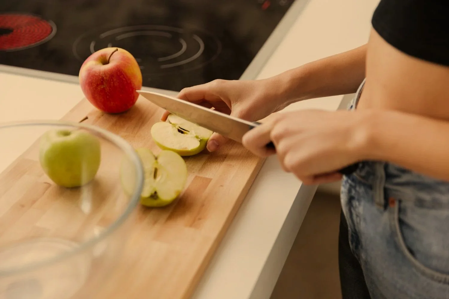 ¿Comes fruta en la noche? Esto es lo que estás haciendo mal y arruina tu sueño