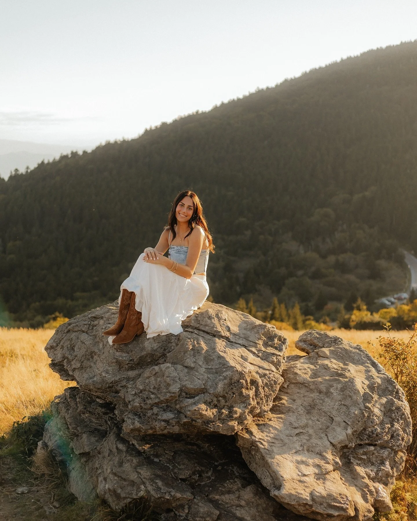 Sent out Ella&rsquo;s gallery for her senior session last night, and I still can&rsquo;t get over her outfits 😍🤎
&bull;
&bull;
&bull;
&bull;
#seniorsession #seniorpictures #seniorphotographer #seniorphotography #easttennesseephotographer #tennessee