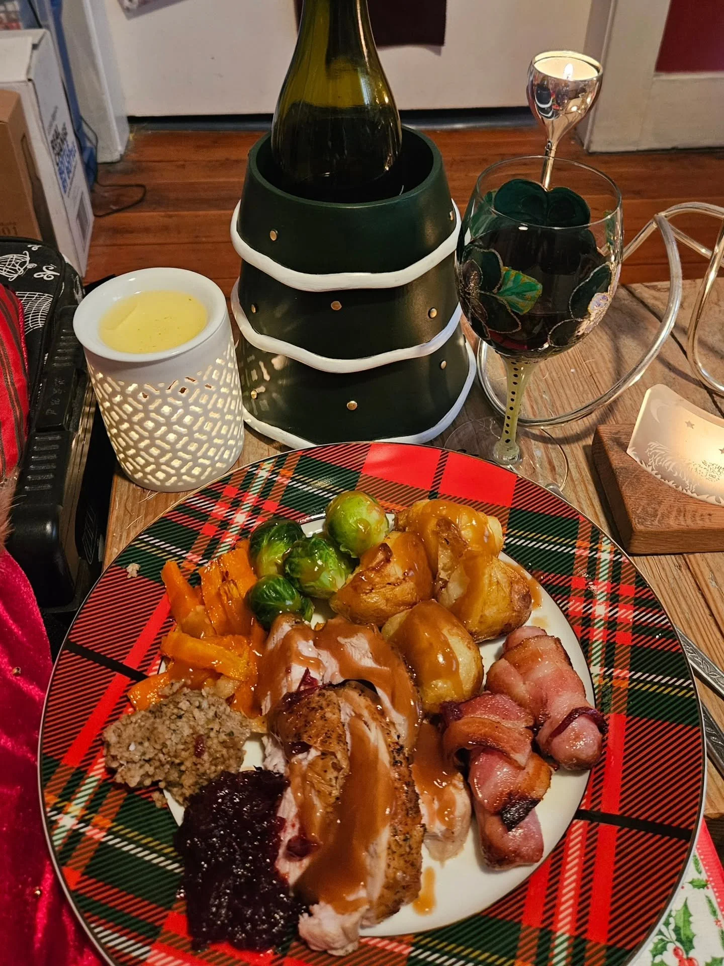 Well impressed with this year's  Christmas dinner effort, even if I do say so myself 🤤😋

Thankfully it was little cooler here in Sydney today (only 23&ordm; 😆) so I have not melted into a puddle while doing the full roast 😅

Will be eating leftov