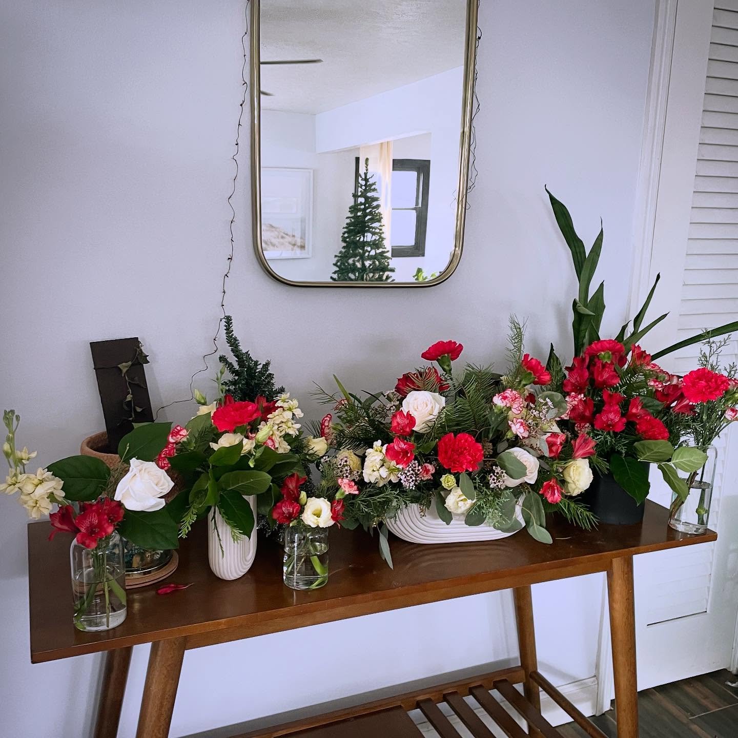 My new favorite holiday spread!❣️🎄
Happy to get you into the Christmas spirit with some last minute holiday centerpieces! Available until 12/31