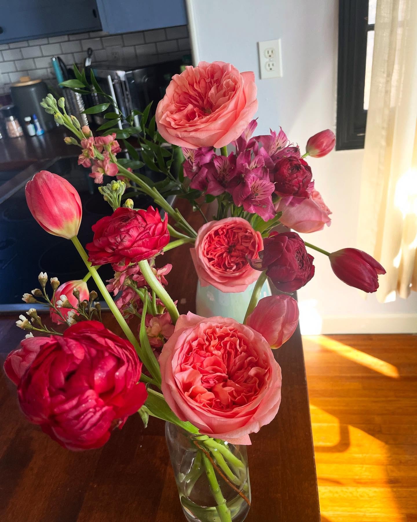 Valentine&rsquo;s Day is just two weeks away friends!  Don&rsquo;t forget the flowers! 💕
I&rsquo;d love to help make something lovely for the special someone&rsquo;s in your life! Roses by the dozen(s), loose bouquets, and designers choice arrangeme
