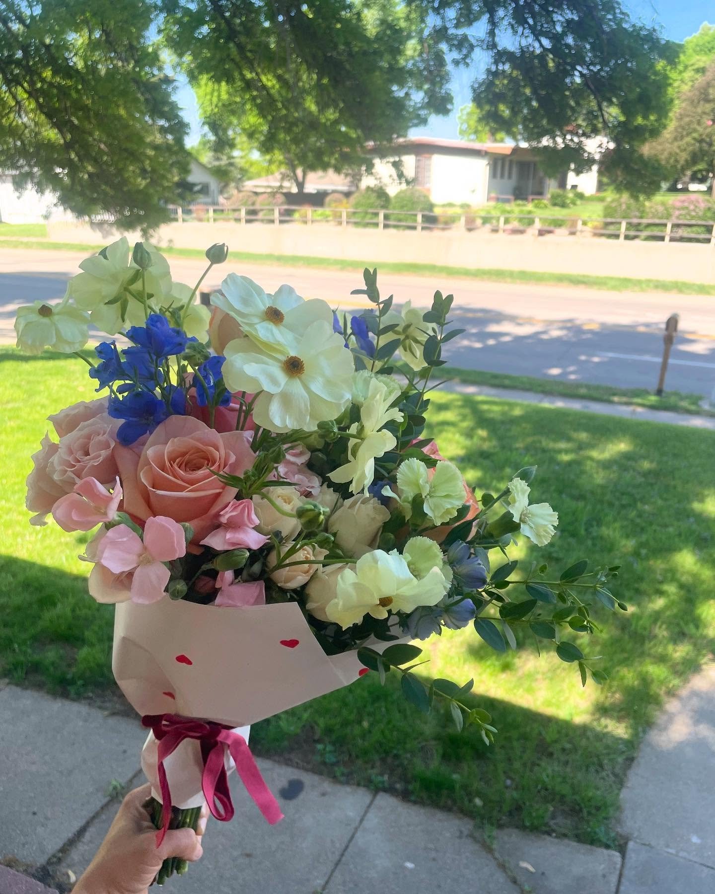 Make it full and bright and nothing but grand 🌸🩵🌼

&hellip;&hellip;&hellip;&hellip;&hellip;&hellip;&hellip;&hellip;&hellip;&hellip;

#omahaflorist #floristnebraska #weddingfloristnebraska #omahaweddings #omahaweddingflorist #nebraskawedding #nebra