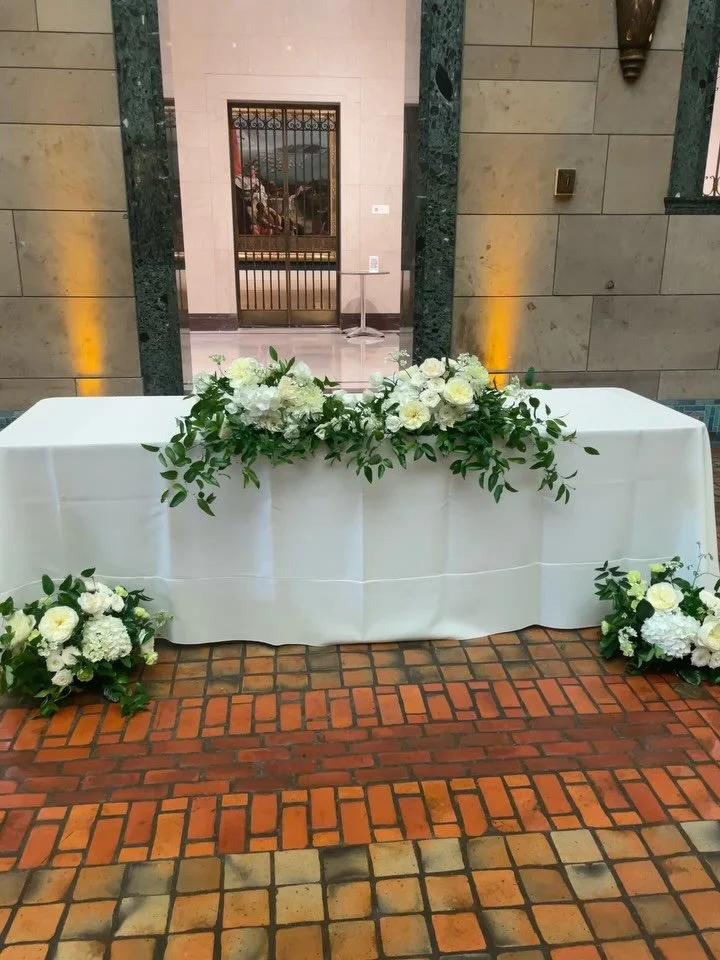 Truly don&rsquo;t think you can ever go wrong with timeless green and white flowers :) 
Was such a pleasure creating florals for this wedding.
Congratulations Andrew &amp; Nadia! 🤍🍃

P.s. had to bring in some help from Papa Siren himself :,)