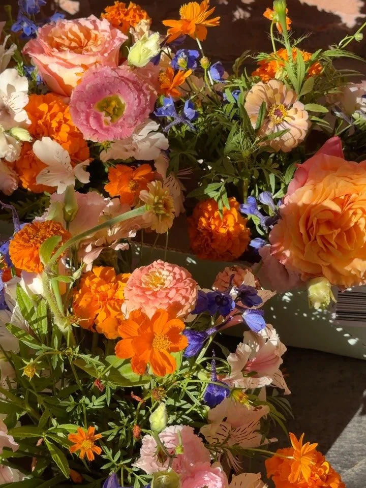 Sunday weddings + local flowers just fit together. 
No filter for these beauties from the wonderful @flatlandfloralcollective ! 🌸🌞🩵🍃 

&hellip;&hellip;&hellip;&hellip;&hellip;&hellip;&hellip;&hellip;&hellip;&hellip;

#weddingflorist #weddingflori
