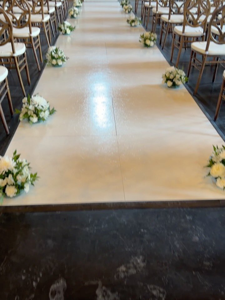 I had the pleasure of making the flowers for the Boyd wedding earlier this month and it was such a step up for Siren Florals.
Our first wedding of the year (which is shaping up to be the busiest yet), our first arch piece, first flip with the incredi