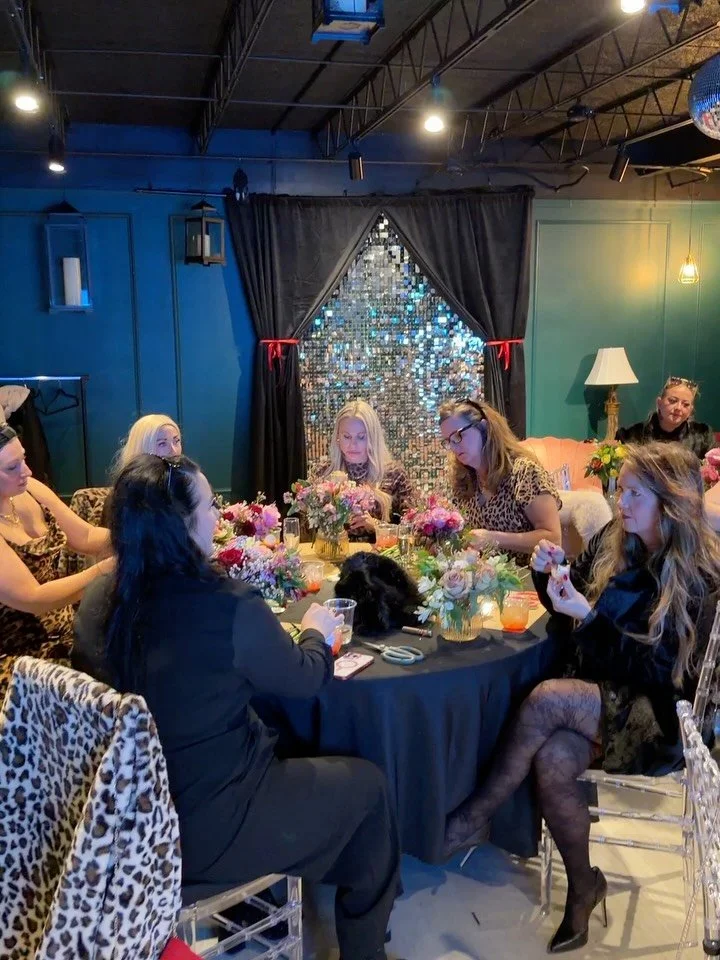 One question: how have I not done floral workshops before.??
It was so much fun putting on my first one with the talented ladies of @virtue_group!💖 
We did a fun little valentines arrangement for their year end awards party and I truly would&rsquo;v