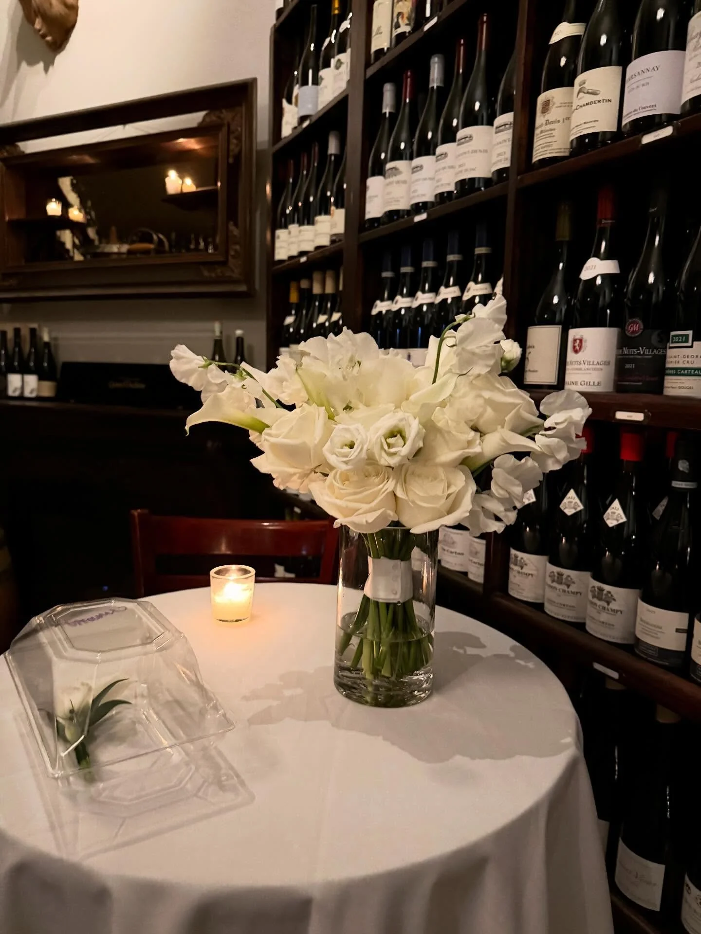 White brick, wood floors, classic white blooms, romantic greenery, and warm candlelight - such a beautiful Saturday in February celebrating Jamie &amp; Kyle 🕯️✨🤍

#omahaflorist #weddingflowers #intimatewedding #oldmarketomaha #nebraskawedding