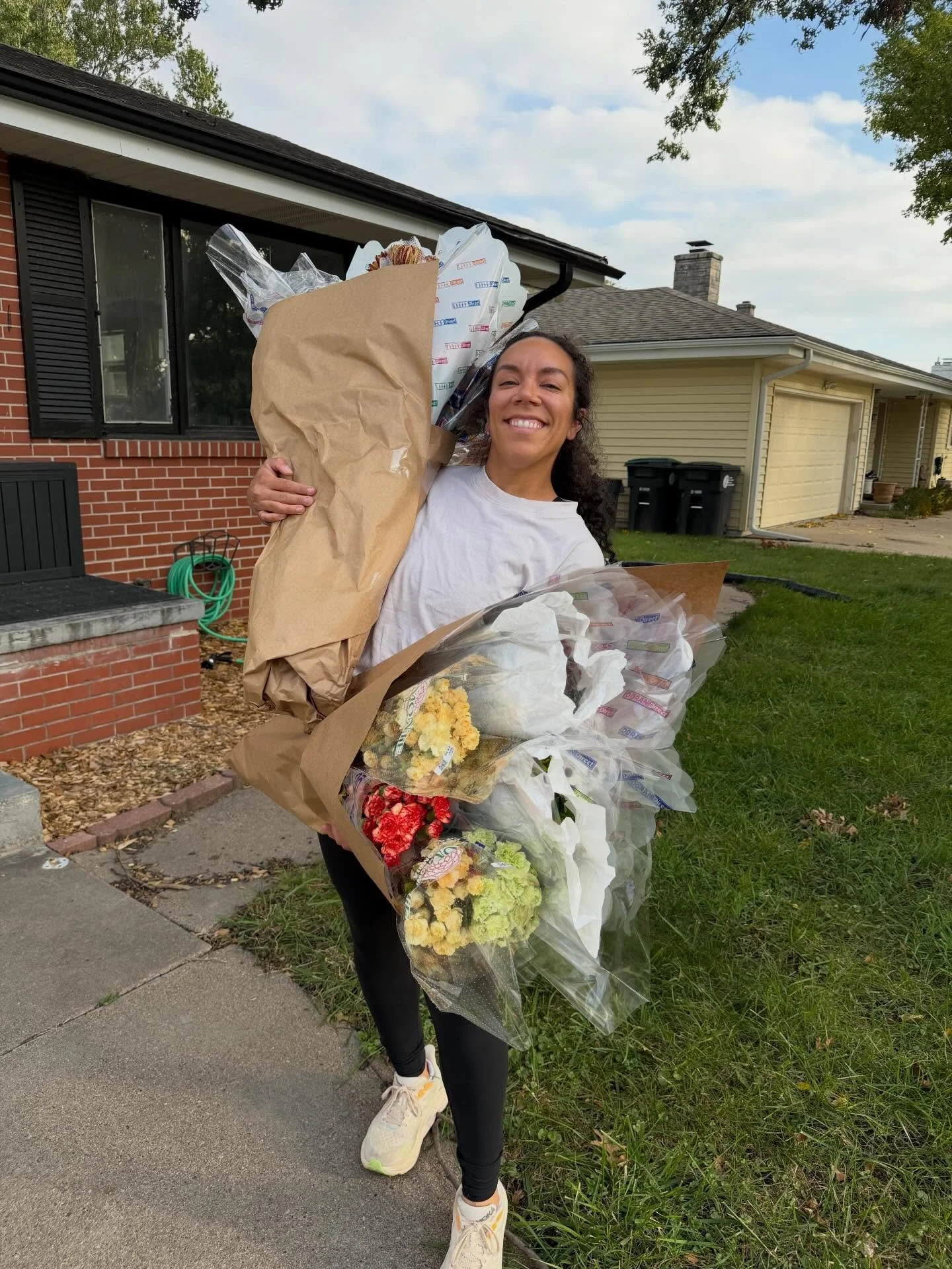 I may not have gone to the gym in a couple (*several*) months but I will always try to be a one trip gal ;) And even flowers get real heavy so your welcome biceps! 💐🌼💪🏽

*featuring Huckleberry 🙃

#omaha #florist #flowergalaxy