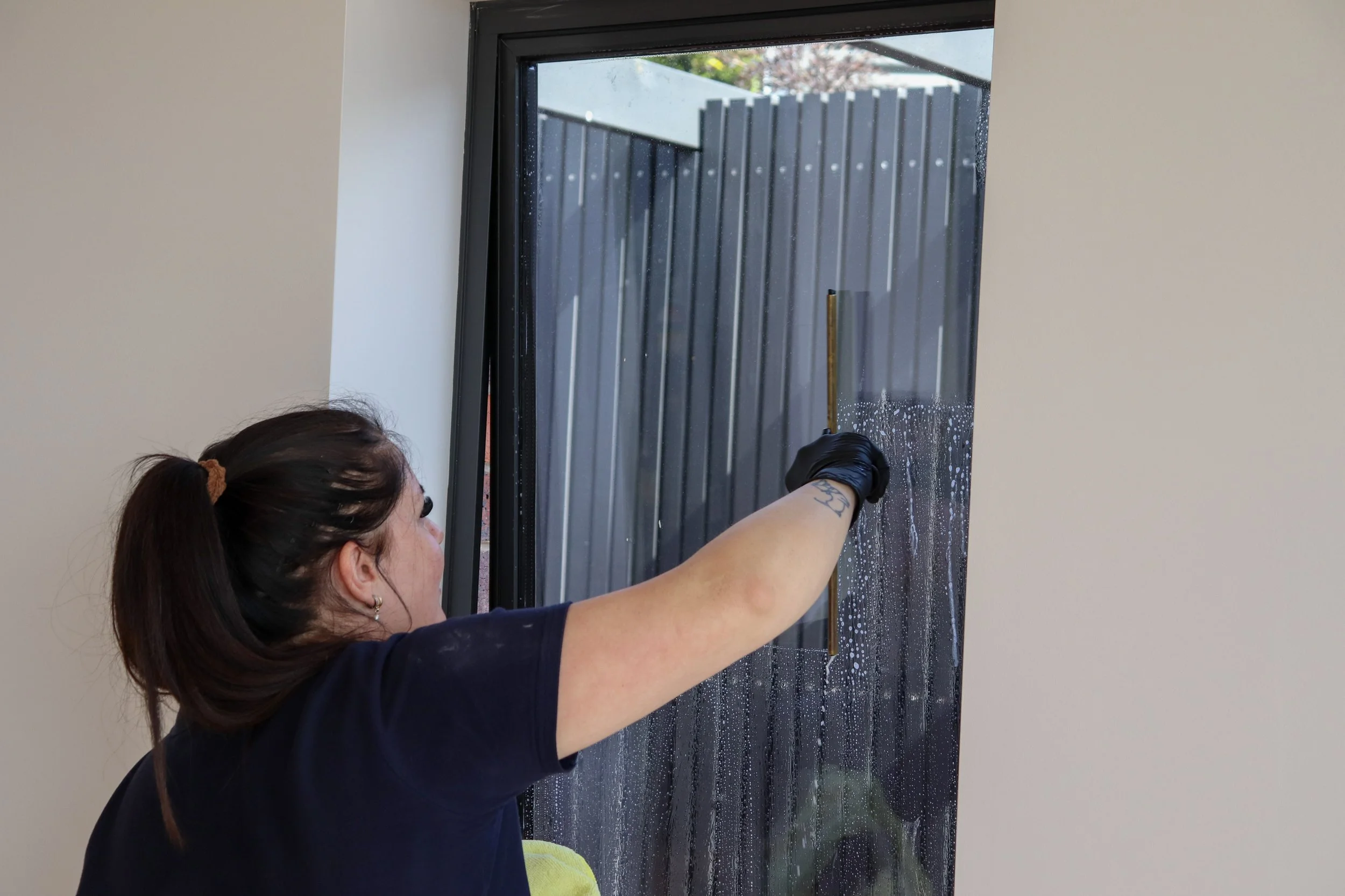 Arnold cleaning services cleaning window in Launceston Airbnb