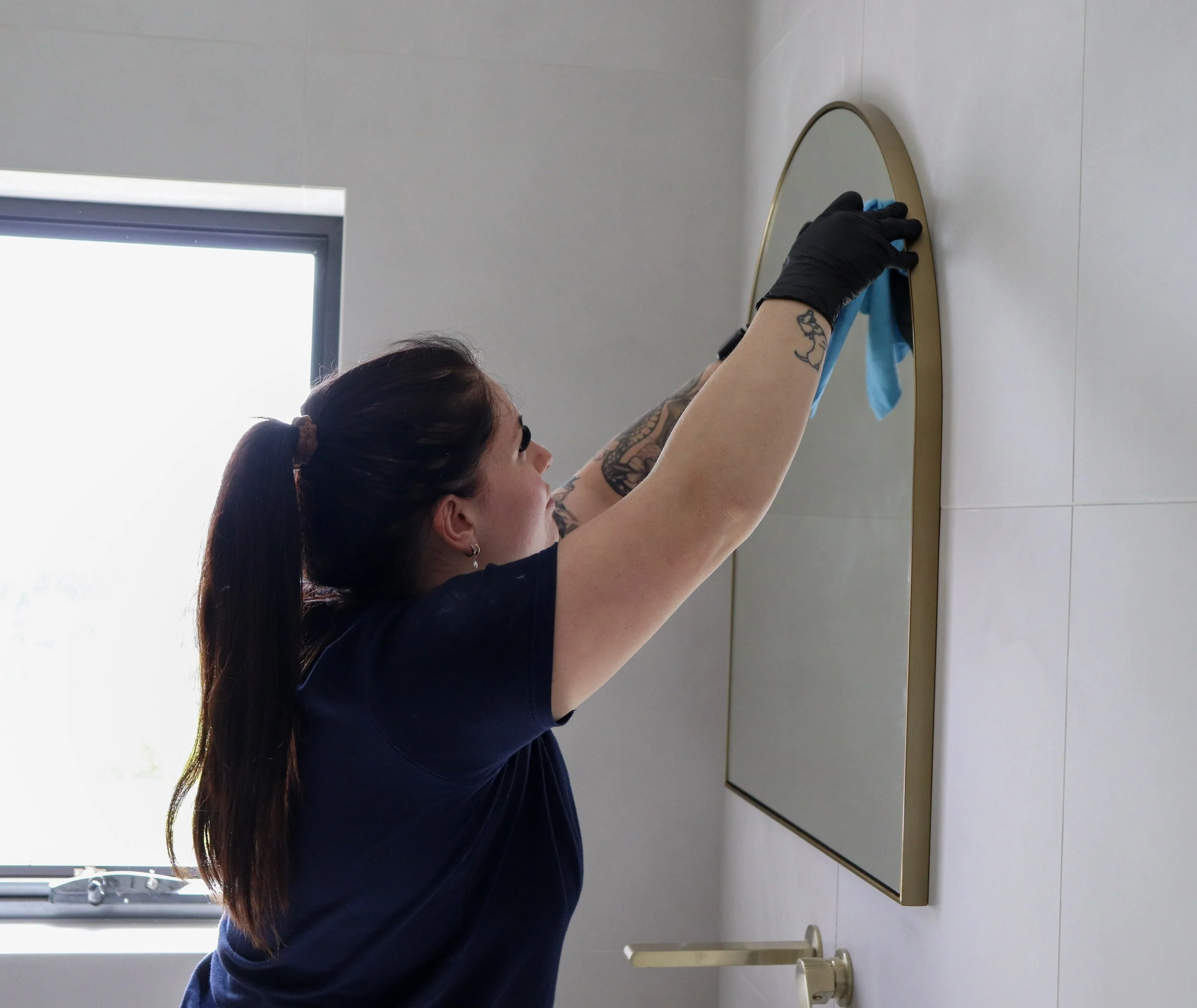 Arnold cleaning services cleaning mirror in Launceston Airbnb