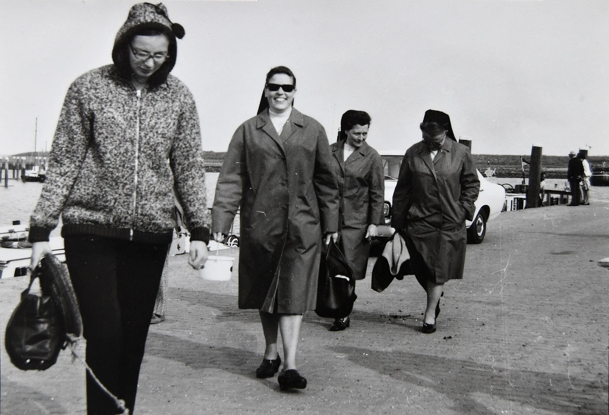   Flora Bellens (Heyselberghs), zusters Pia, Poldine en Louisa komen terug van de boot  