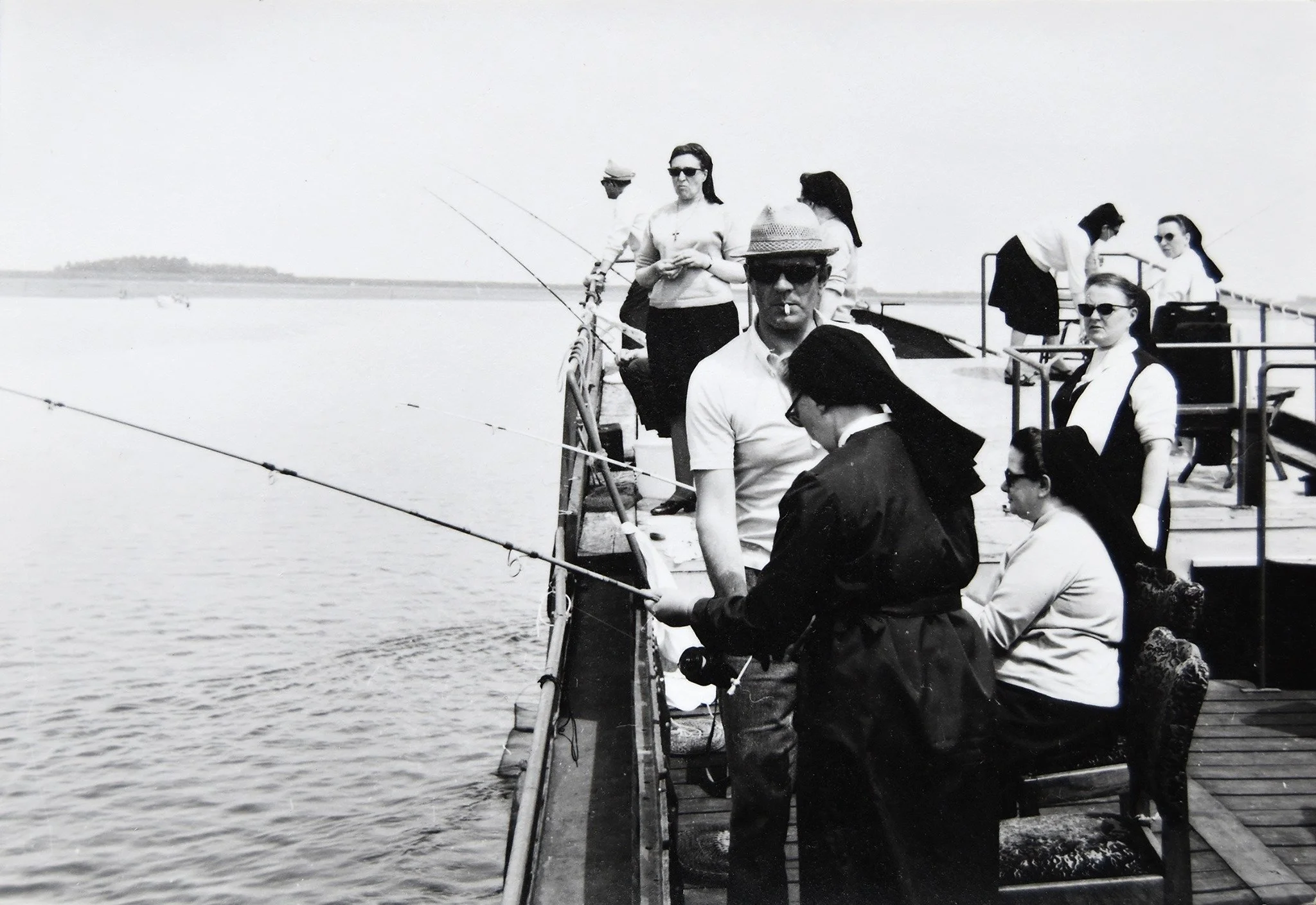   Zuster Fernanda (vooraan, met schort) wordt geholpen door Jos Van Eyck.  