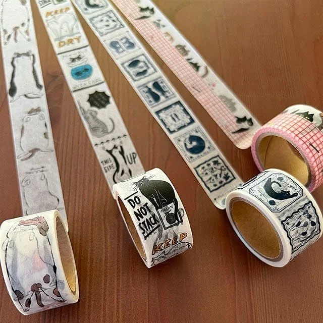 こんにちは！マーカンタイルです。

【NEKONEKONEKO!】
最後にご紹介させていただくのは、nekotoさんです！
nekotoは「猫（ネコ）」と「事（こと）」を合わせてできた名前です。ねこ好きクリエイターさんとともに、猫への偏愛をカタチに。
飼い猫とのこと、旅先で見かけた猫のこと、映画の中の猫のこと。 もちろん飼い猫が一番だけど、そうではなくても思わず気になってしまう、そんなねこさんの姿を描いてもらった作品たちです。
自由気ままなその仕草と、ときに凛とした佇まいに目も心も奪われてしまう