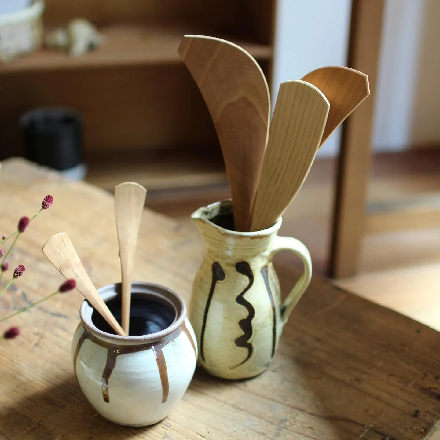 こんにちは！マーカンタイルです。

10月も終わりが見えてきましたね。あっという間にクリスマスが来て、2026年になっちゃう。。年々1年が早く感じます。子供のころは早く大人になりたかったのになー。

&lt;大久保ハウス&gt;
自然素材と手作業の温もりが感じられる、使い手の日常に寄り添う木の道具が大久保ハウス木工舎の魅力です。機能美と暮らしをつなぐ逸品を丁寧に作り続けています。大久保ハウス木工舎（おおくぼハウスもっこうしゃ）は、長野県松本市を拠点とする木工作家・大久保公太郎さんの工房です。
「