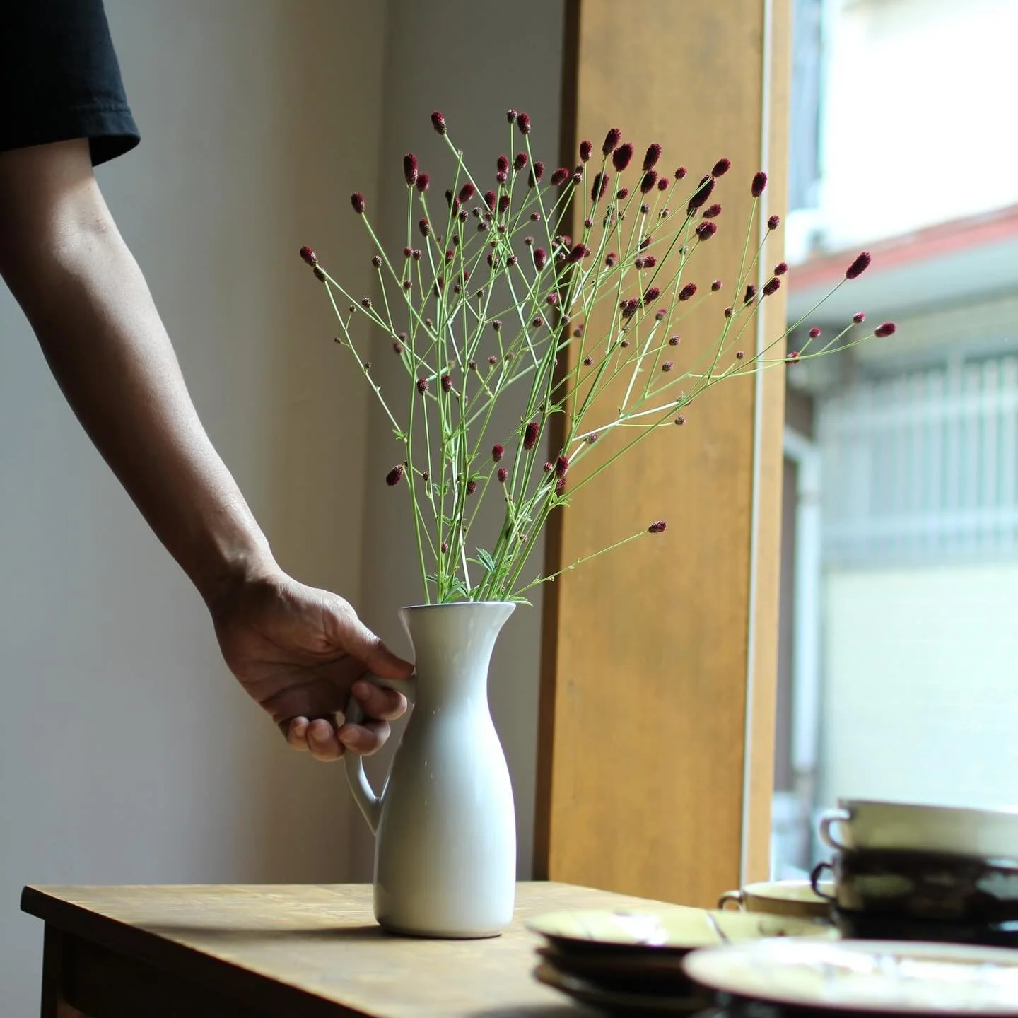 こんにちは！マーカンタイルです。

11月！ずっと暖かかった日本も、ようやく冷え込むようになってきました。
秋はどこに行ったんだろう。。

冬は陶器の花瓶が温かさを感じる気がして、たくさん陶器の花瓶を仕入れています。
今回のご紹介はかもしか道具店のピッチャーです。
すっきりとしたスタイルのかっこよくもあり、温かみも感じるピッチャーです。
つややかなホワイト、落ち着いたマット菅、それぞれの個性が引き立っています。どんな草花を指してもその美しさを引き立ててくれます。
今日はどんなお花を飾ろう？そんな