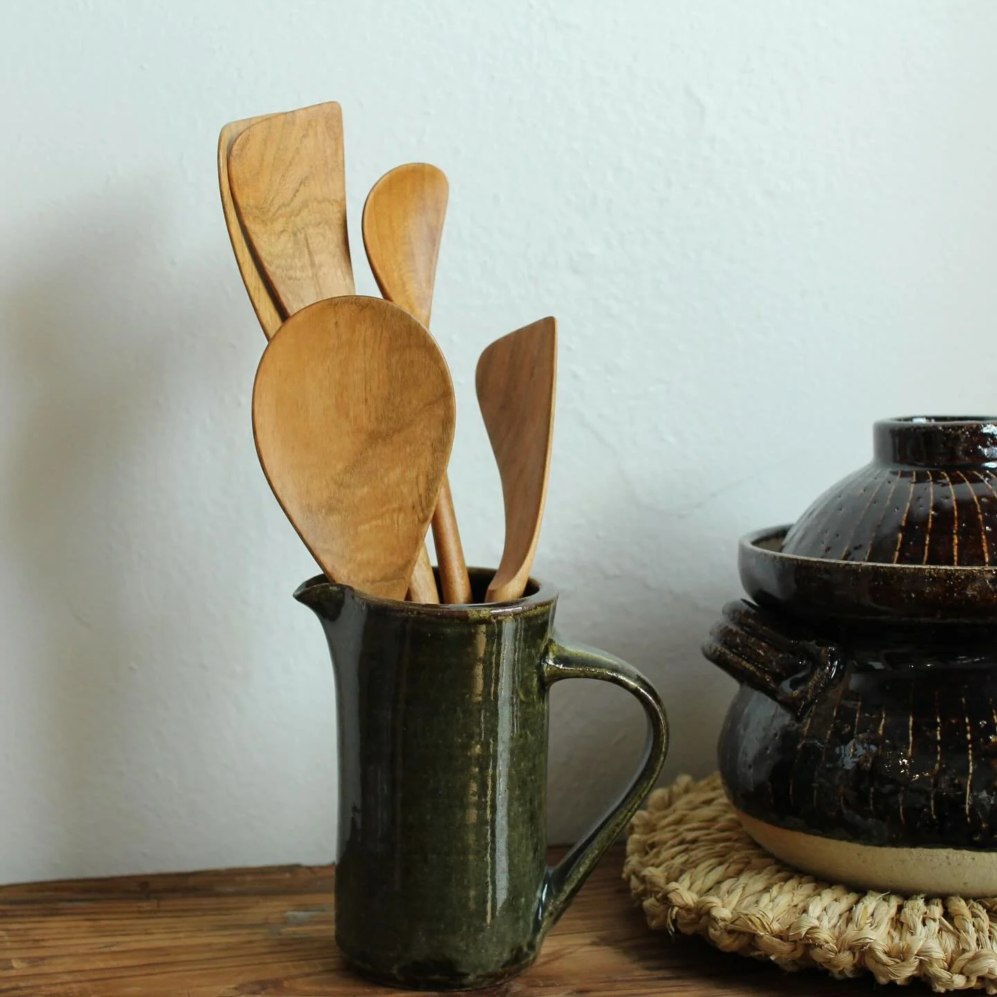 こんにちは！マーカンタイルです。

待ちに待った中塚英司さんの木工作品が入荷しました！
@eiji_nakatsuka 
きっかけは台湾のパートナーのEvitaさんから始まったのですが、なんとなんとオーナーのお家で愛用されているスパチュラで、とってもご縁を感じた作家さんです。
オーナーのお家でよくご飯をふるまってくれるのですが、お手伝いをする中で良く使用していたスパチュラだったんです。

私も中塚さんに会いに益子に行った際に購入させていただき、今では私のおうちでも愛用している道具です。使用感がす