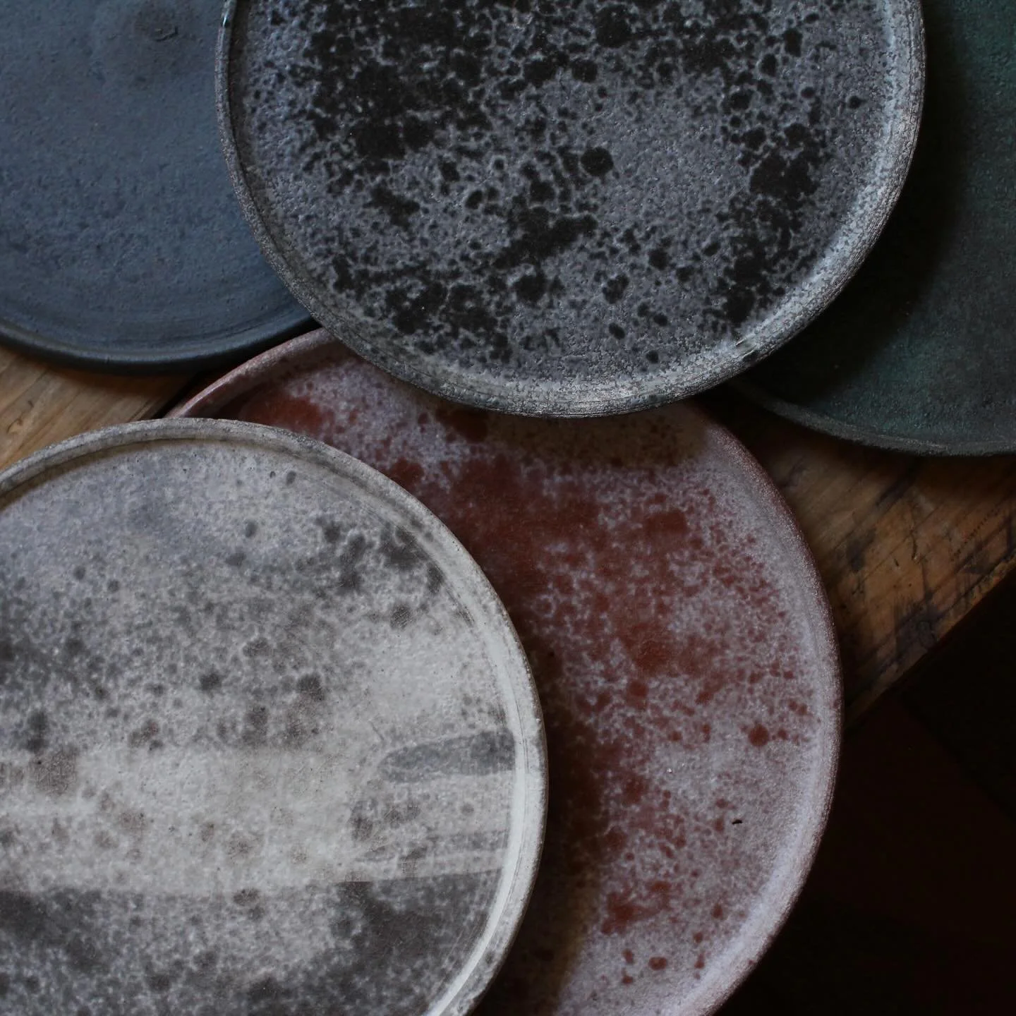 こんにちは！マーカンタイルです。
最近3度も立て続けに鹿児島に行くことになったのですが、鹿児島のクラフトがすごく良くて、ずっと感動しっぱなしでした。
中島窯さんの展示にも行くことができて、店主の方とすごく盛り上がり、すごく皆さんオープンで、クラフト話にどこでも花が咲かせられて、幸せな時間を過ごさせていただきました。

さてさて、鹿児島の商談会で出会った野口悦士（Etsuji Noguchi）さん の作品がマーカンタイルにやってまいりました！
クラフトの界隈では名だたるお店で販売されていて、とって