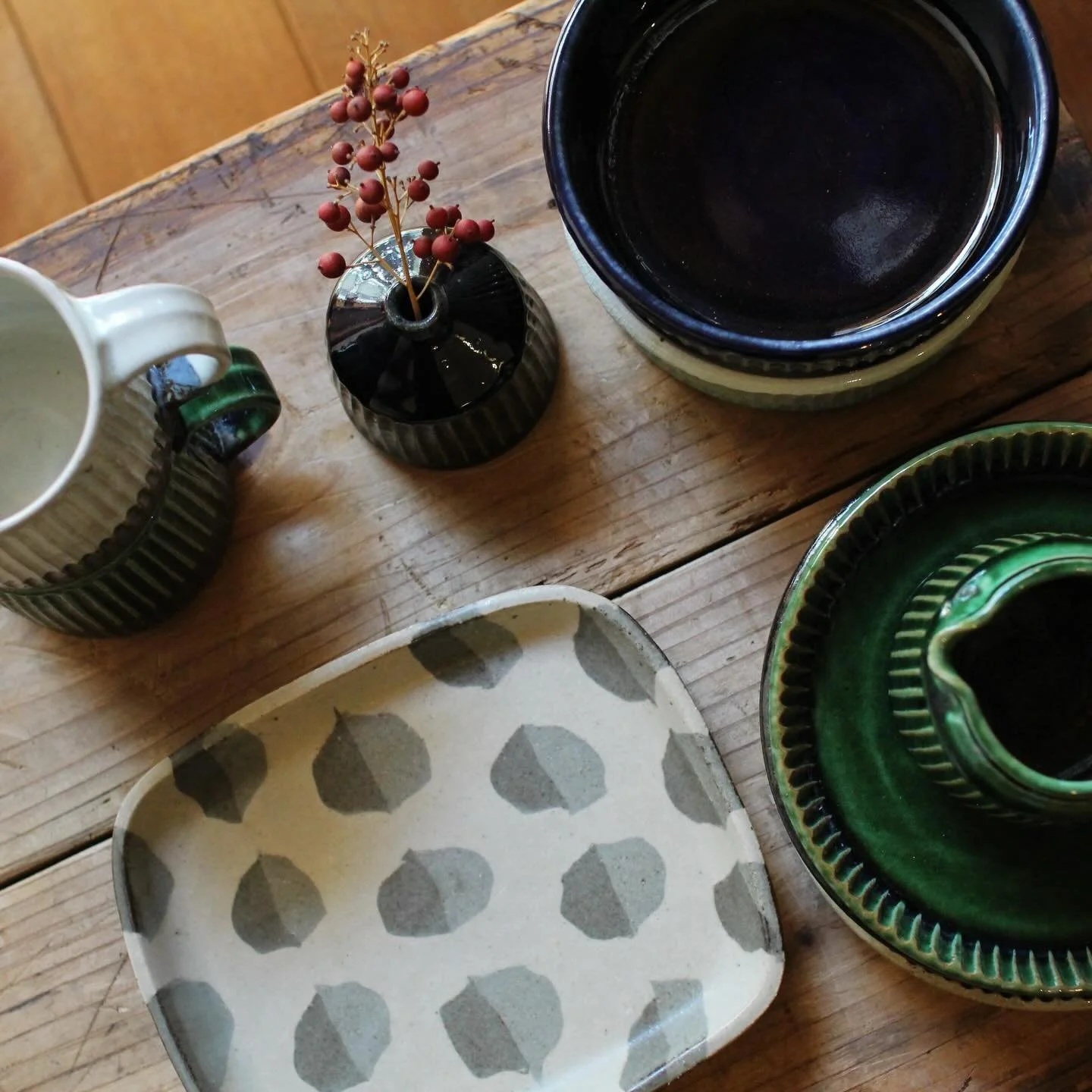 こんにちは！マーカンタイルです。
先日言ったASHという鹿児島のクラフトフェアで出会った器たちです。
鹿児島の姶良で作陶されている竹之内琢さんと竹之内眞弓さんの ふたりの作品を仕入れてきました。
カラフルな灰釉にとっても繊細且つ、几帳面にしのぎを施した美しい形が特徴の器と、今まで見た中で一番好きだと思った練り込みの器がマーカンタイルを彩ってくれています。
練り込みのアイテムは在庫があまり残っていなくて次こそは！と息巻いている店主です。
しのぎの器たちは竹之内琢さん、練り込みの器は竹之内眞弓さんの