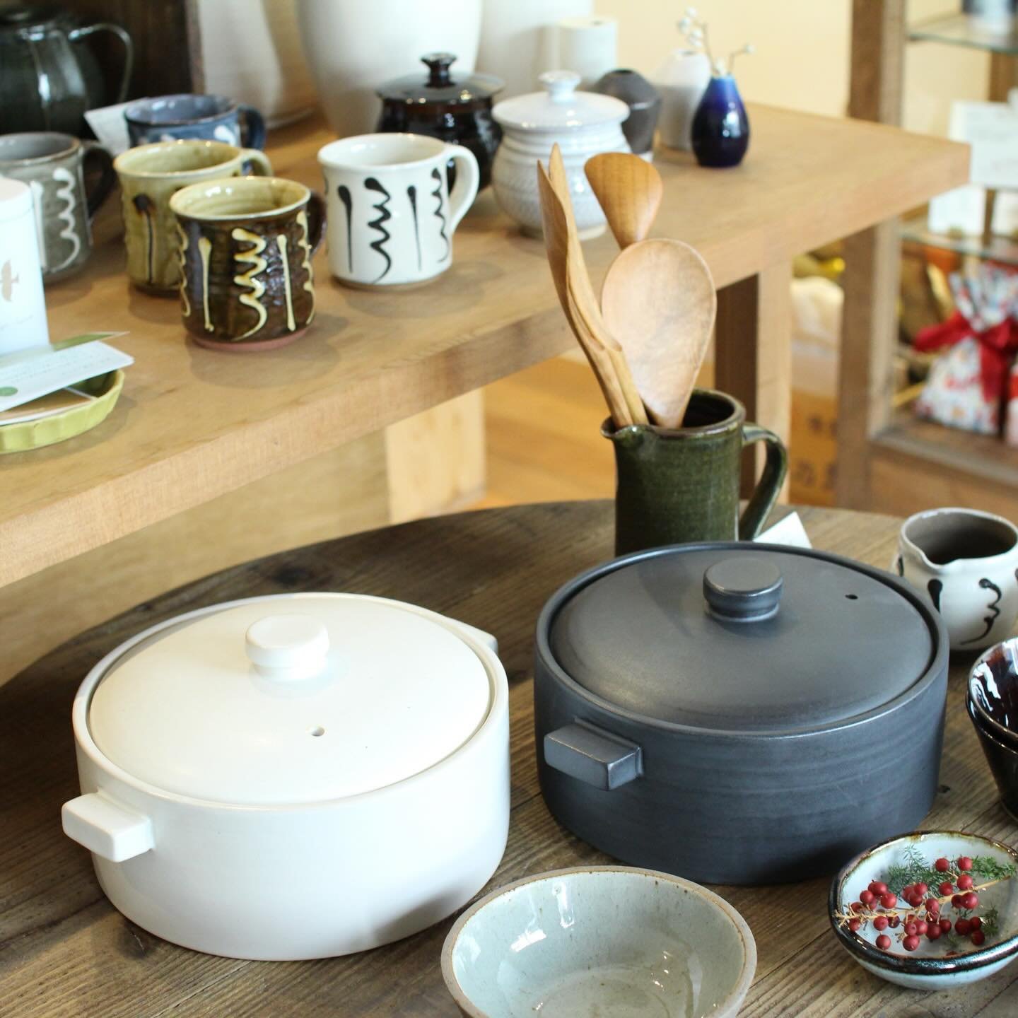 こんにちは！マーカンタイルです。

こんにちはMercantileです！
本日が2025年年内最後のオープンとなります。
2025年はたくさんのお客様にマーカンタイルにお越しいただき、ありがとうございました😊

お店をオープンして1年と7ヶ月が経ち、スタッフも増えて、賑やかになったことと同時に、責任感が増し増しになった1年でした。
POPUPをやってみたりと、新しいことにも挑戦し、その度に振り回されるスタッフ&hellip;文句も言わず付き合ってくれてありがとう😭素敵なスタッフ2人に支えられ