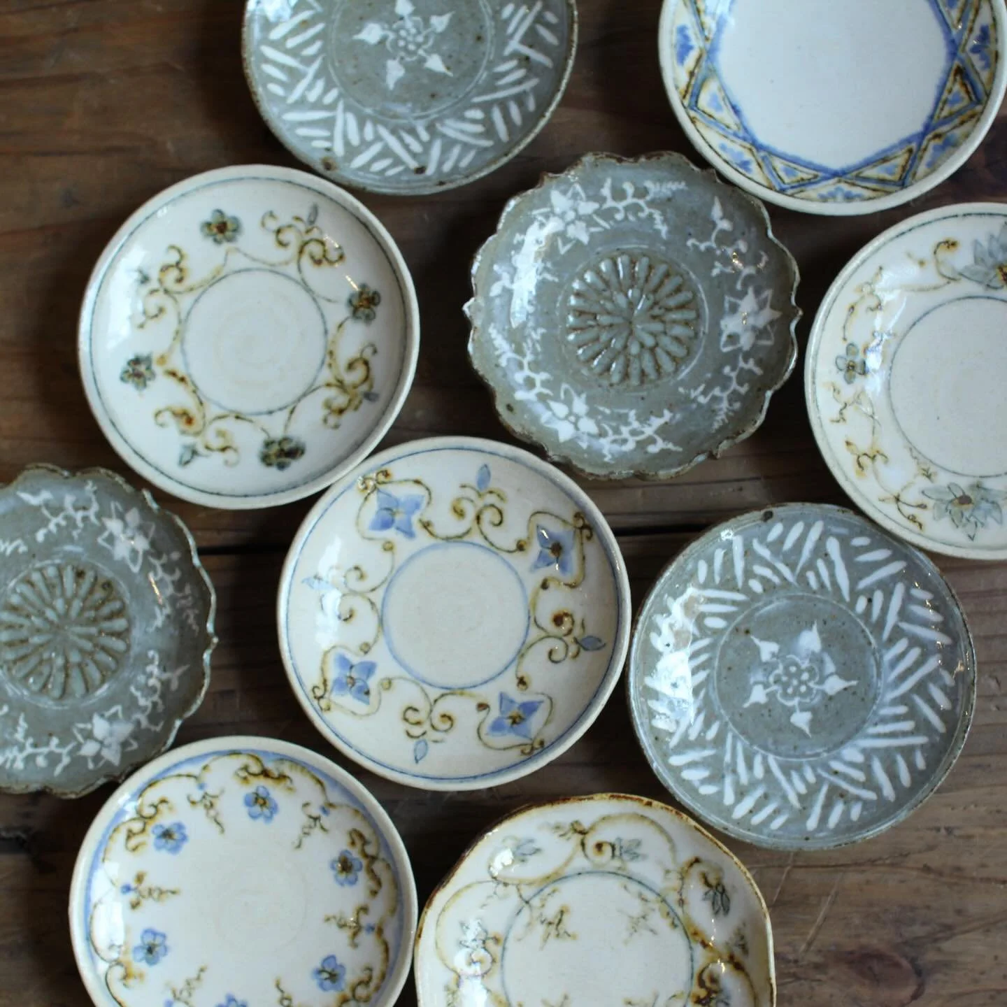 こんにちは！マーカンタイルです🌸
1年半待つ覚悟で注文していた花虎窯・武曽健一さんの作品が届きました！8月くらいかなーと思っていたから早く届いて嬉しかった✨
武曽さんの作品とは福井県の出張で出会いました。美しい白の器たちが、即連絡！という気持ちに火をつけた日を忘れられません。
調べれば調べるほどかわいい器がたっくさんあって、商品を選ぶのに時間がかかりました。
到着した箱を開けたときの感動がすごくて、本当にずっときゃっきゃうふふしてたんです😂笑 そんな気持ちをスタッフもわかってくれて、はしゃい