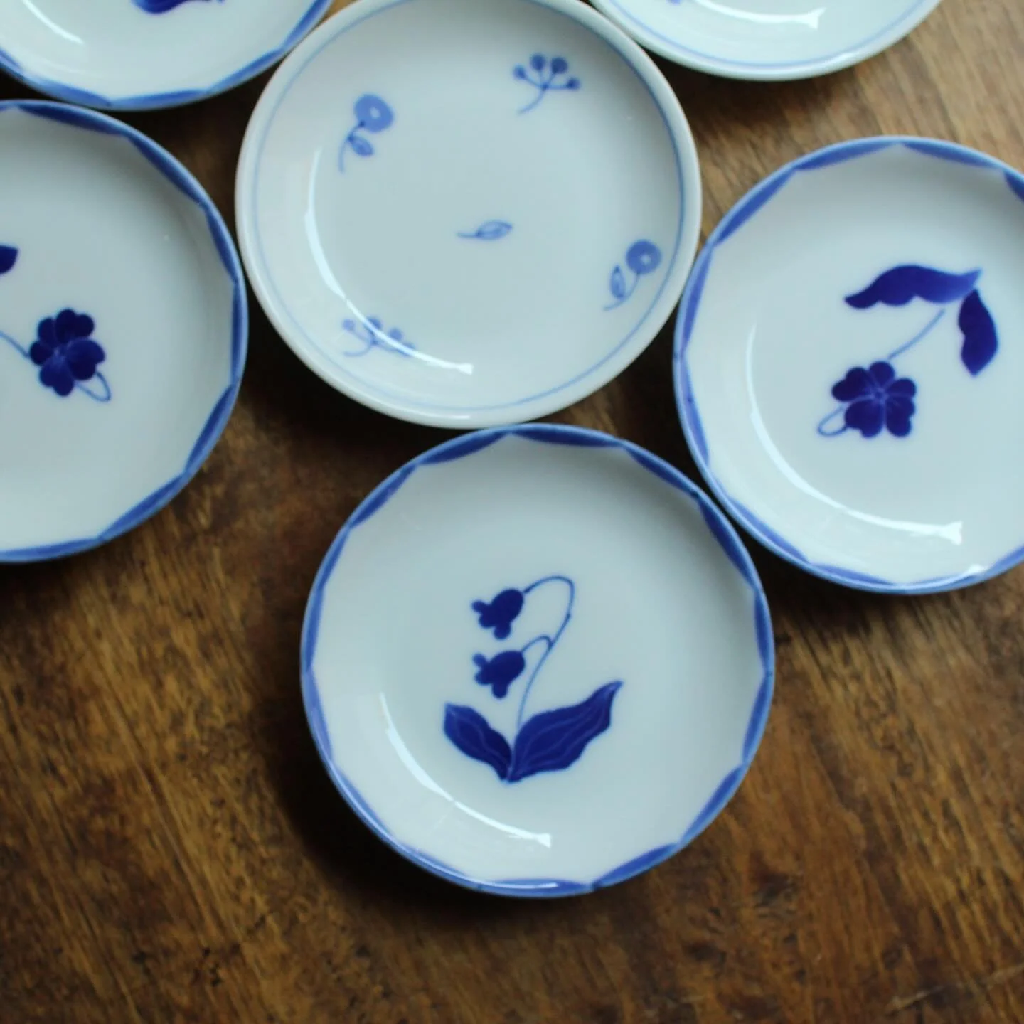 こんにちは！マーカンタイルです。
「絵付けの器展」窯元さんのご紹介です✨
＼絵付けの器展／
2026年4月8日（水）より展示開始

まず最初のご紹介は眞窯さん！
【眞窯】
眞窯は1919年創業の瀬戸の窯元です。
瀬戸産の陶土の土の味を生かした陶器の素地に絵付けをした染付に始まり、
&ldquo;染付窯屋&rdquo;をコンセプトに現在にいたるまで多くの魅力的な製品を生み出してきました。
眞窯の器は土・釉薬・呉須選びにこだわって、美しい白と藍色のコントラストにしあがっています。
海外発送のお手伝い