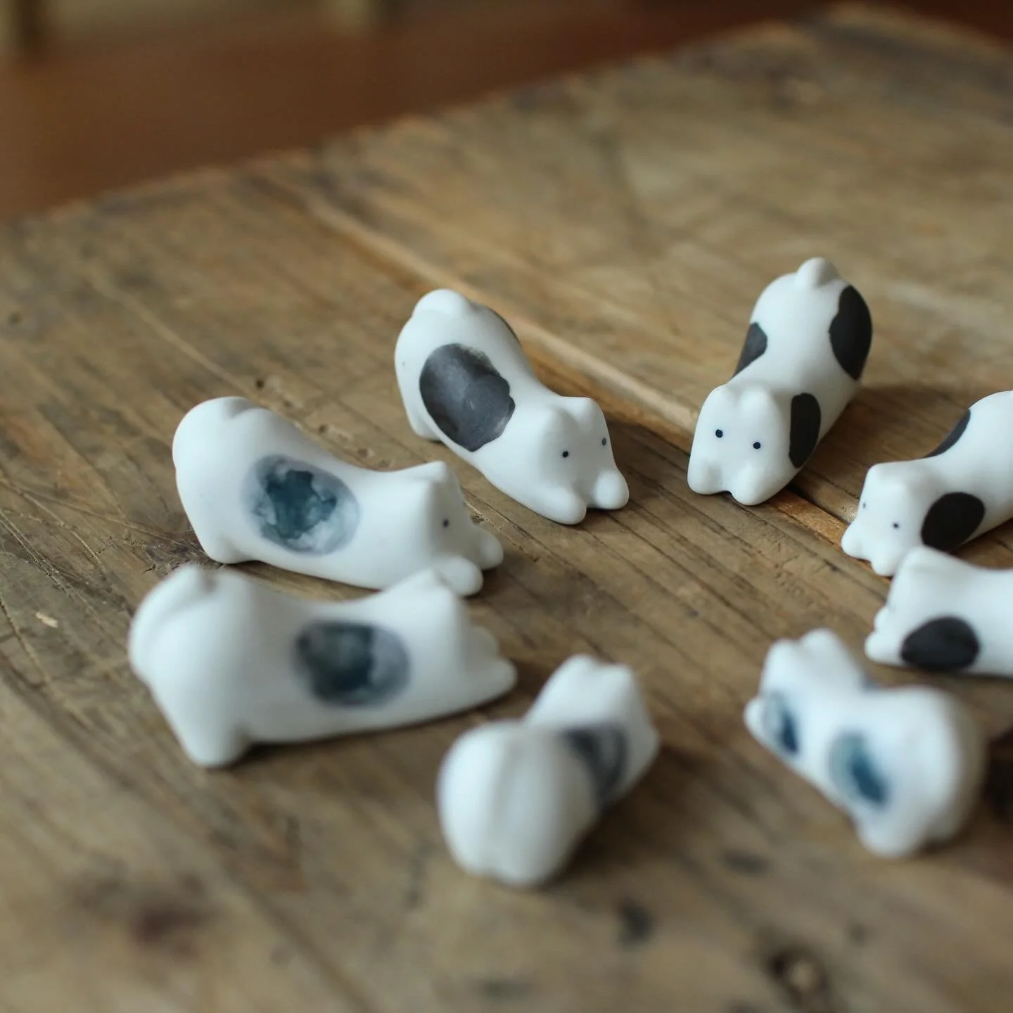 こんにちは！マーカンタイルです🌿
「絵付けの器展」窯元さんのご紹介です✨
＼絵付けの器展／
2026年4月8日（水）より展示開始

次はみなさんおなじみのご紹介はZOE(ゾエ)さん！
【ZOE L&rsquo;Atelier de poterie ～ゾエ ラトリエ ドゥ ポトゥリー】
フランス語で &ldquo;ゾエ 陶器のアトリエ&rdquo; を意味しています。
長崎・波佐見で、手描きの絵付けにこだわった器づくりを続ける一誠陶器のオリジナルブランド、ZOE。
カラフルな食器が毎日の食卓で心