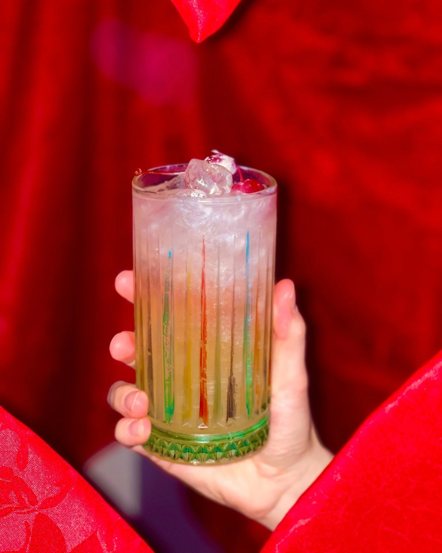 👻 Spoooky Week begins! 🩸✨
We’re kicking things off with the Vampire’s Kiss — a glowing, glittery cocktail that’s equal parts sweet and sinister.
💋 45mL Yuzu Vodka (or any citrus vodka)
🍍 60mL Pineapple Juice
💧 Top with So