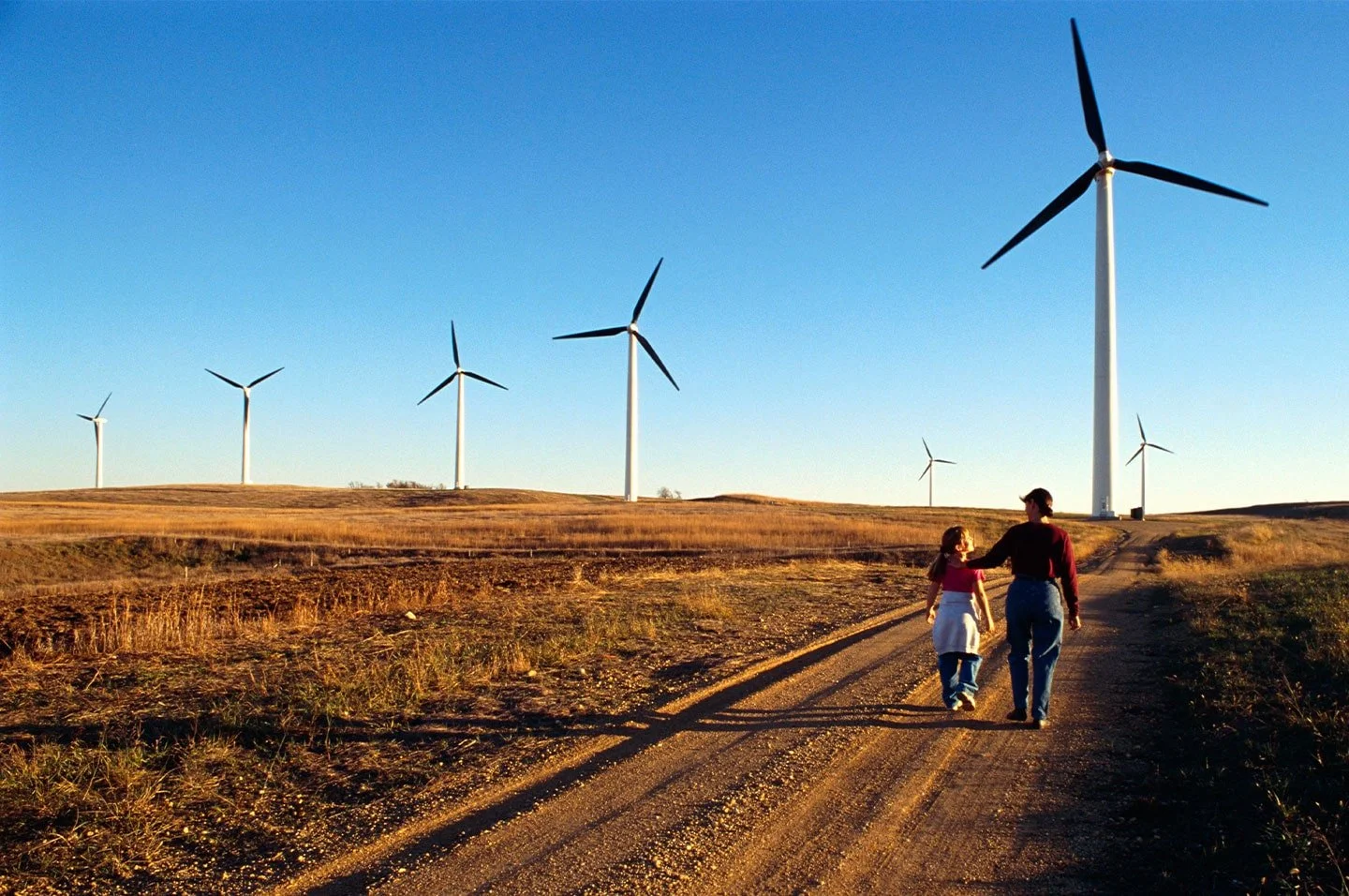 banner-wind-turbine-daytime-mother-daughter-min.jpg
